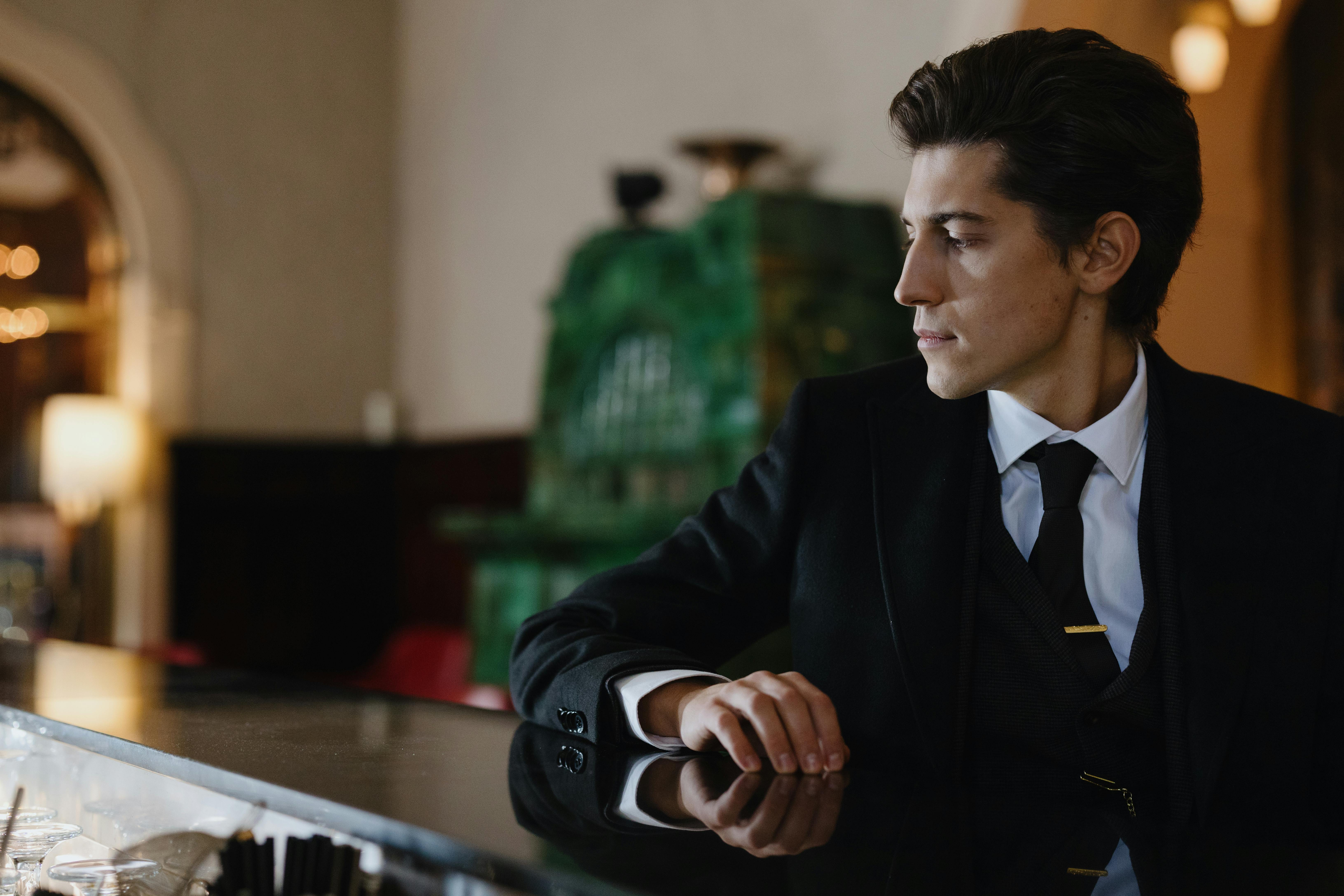 Hombre sentado en el mostrador | Fuente: Pexels