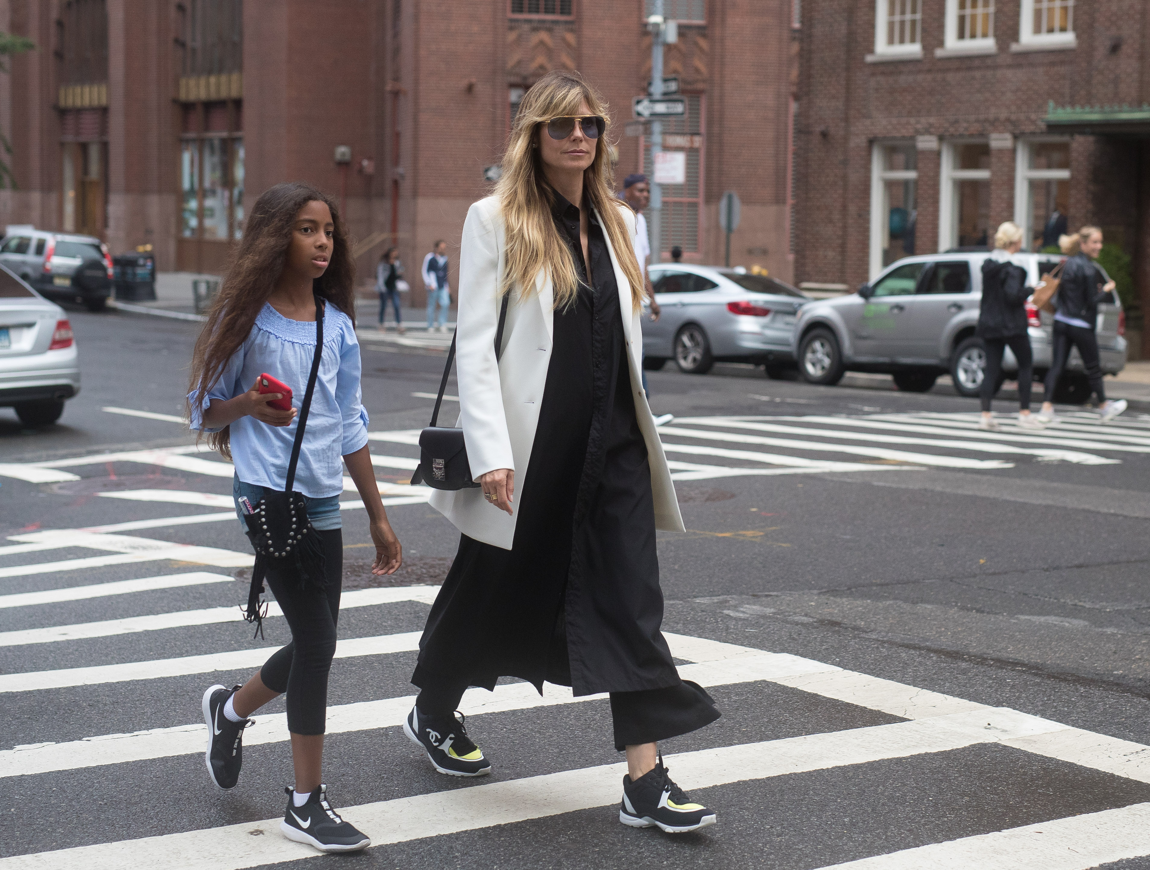 En una salida anterior de madre e hija, se veía que Lou aún era lo bastante joven como para pasear codo con codo junto a Heidi por Nueva York, años antes de que llegara a la Semana de la Moda de París con un estilo y una voz propia ante el público. | Fuente: Getty Images