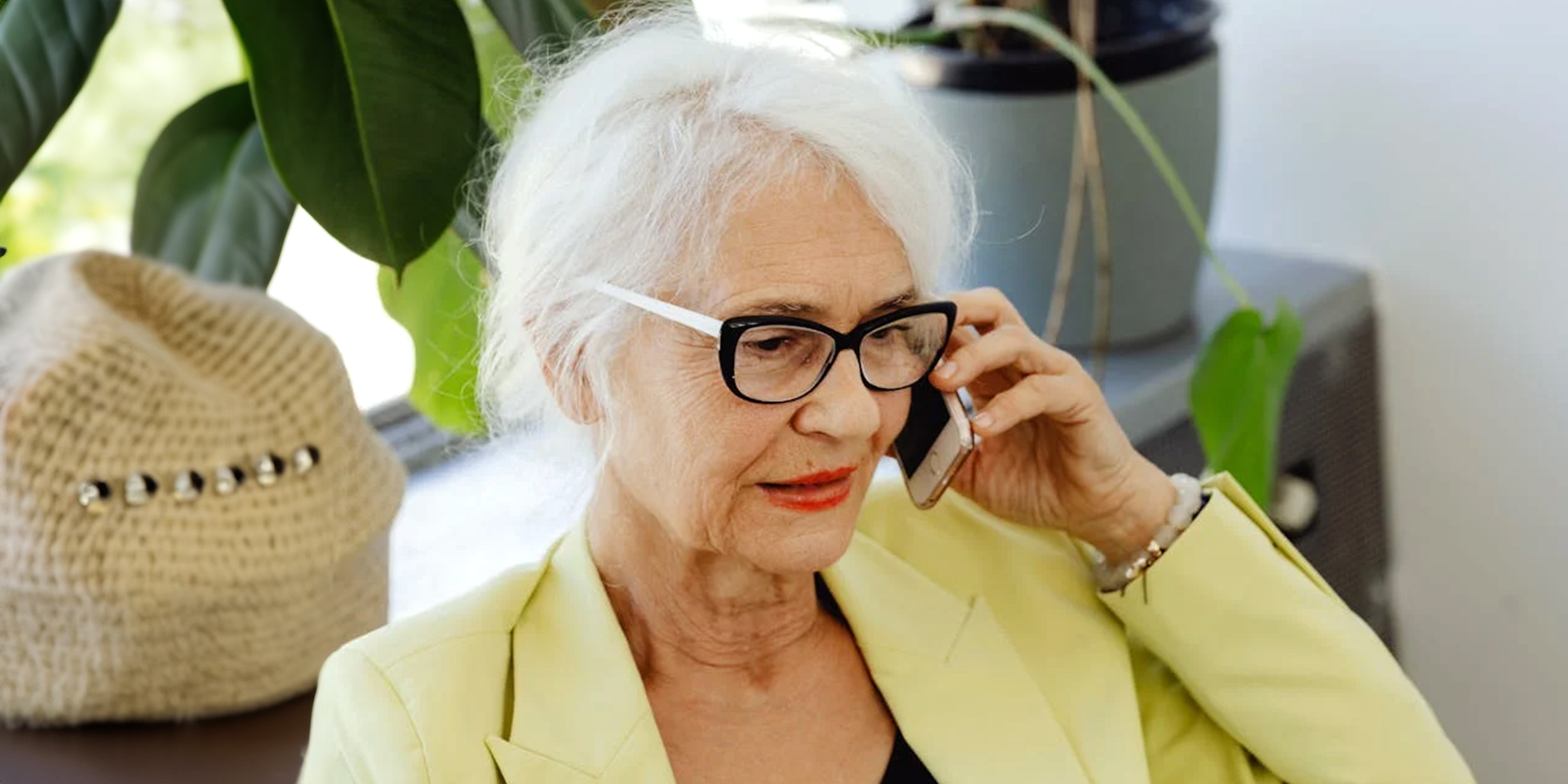 Una anciana respondiendo a una llamada de móvil | Fuente: Pexels