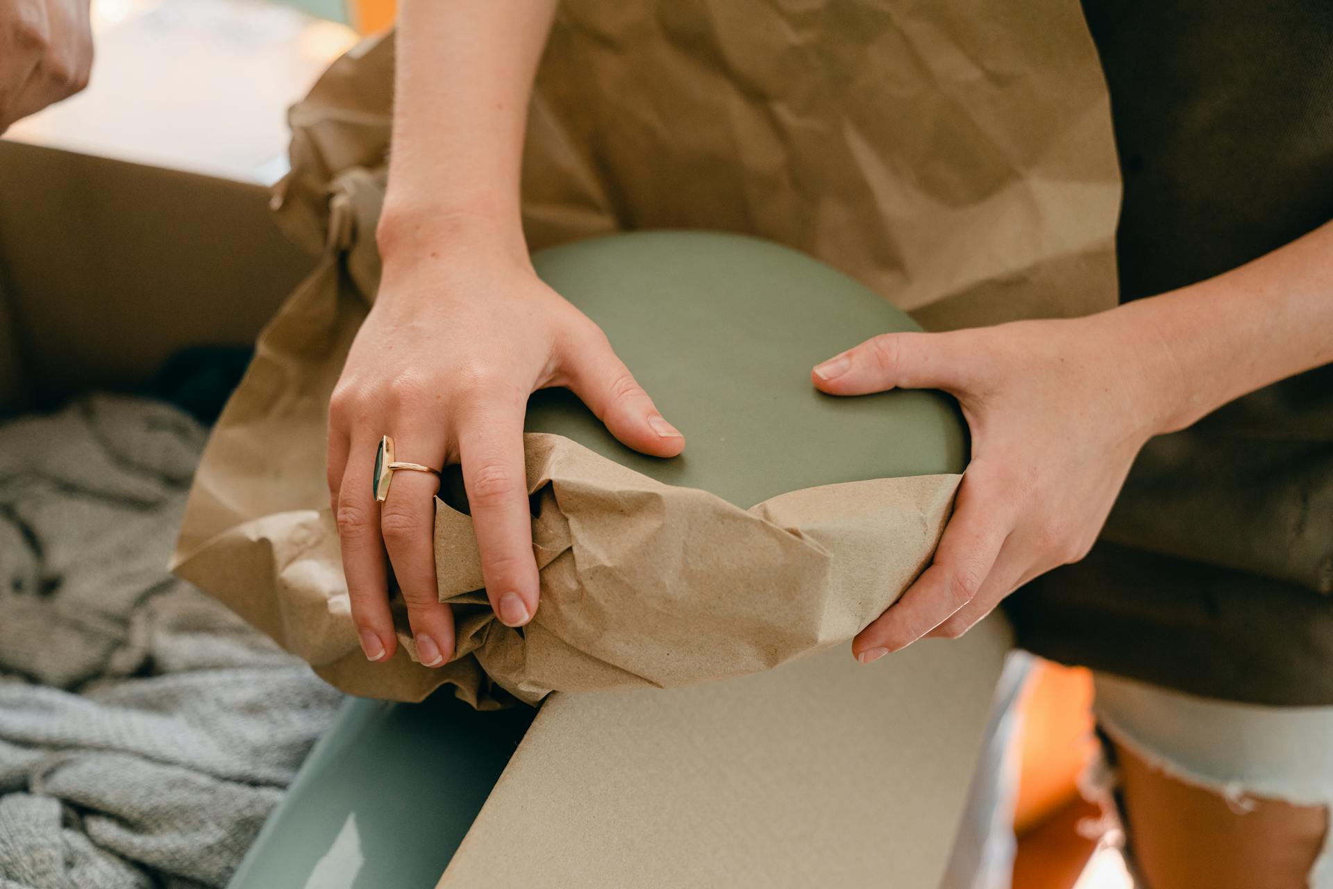 Una mujer desempaquetando platos | Fuente: Pexels