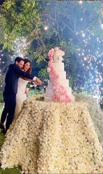 Yuridia y Matías picando el pastel de bodas.| Imagen: Historias de Instagram/@yuritaflowers. 