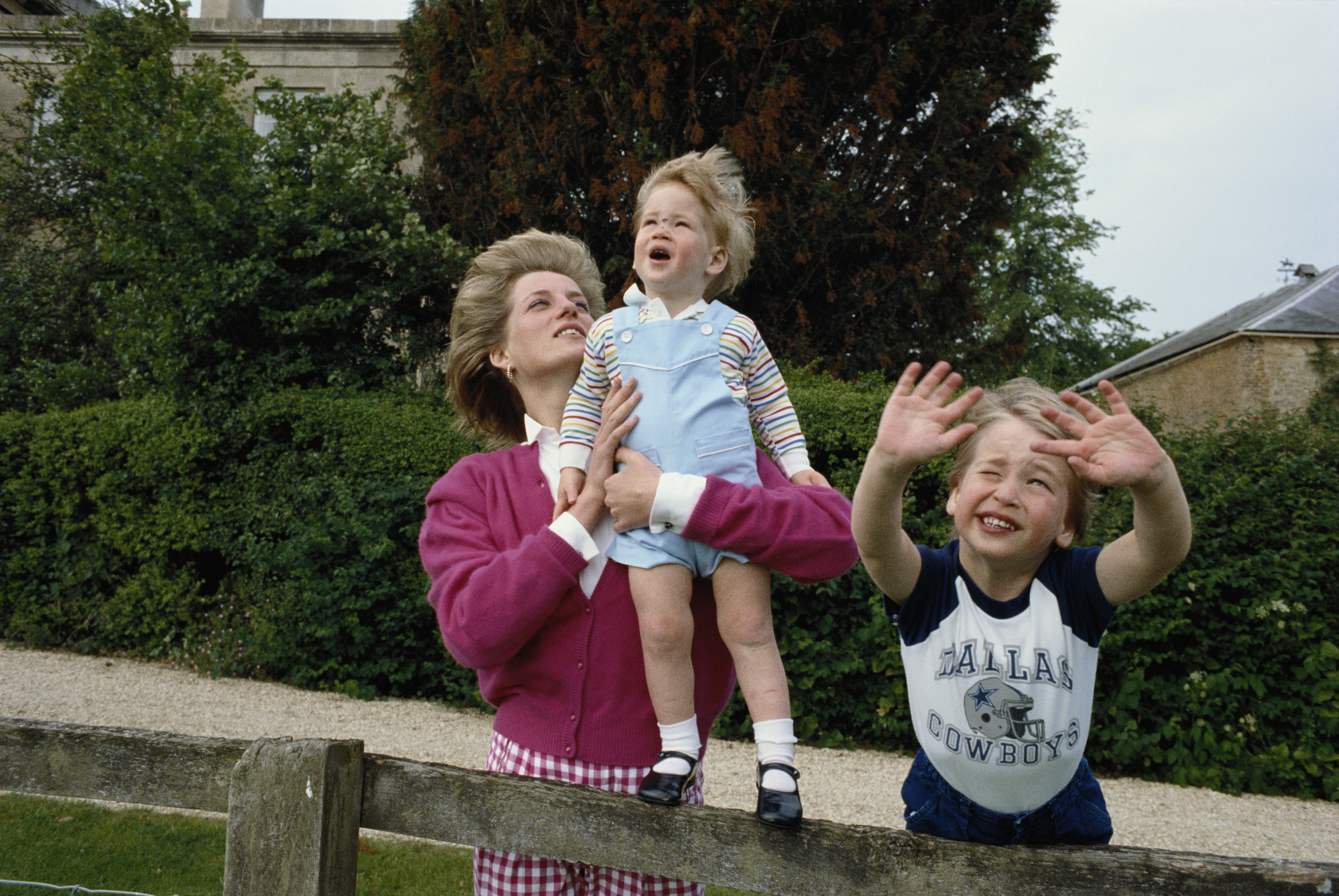 La princesa Diana y sus hijos, los príncipes William y Harry, en el jardín de Highgrove House, en Gloucestershire, el 18 de julio de 1986. | Foto: Getty Images