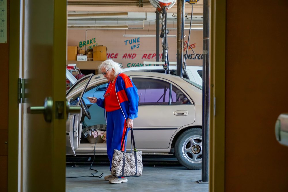 Abuela bajando de su vehículo. │Foto: Shutterstock