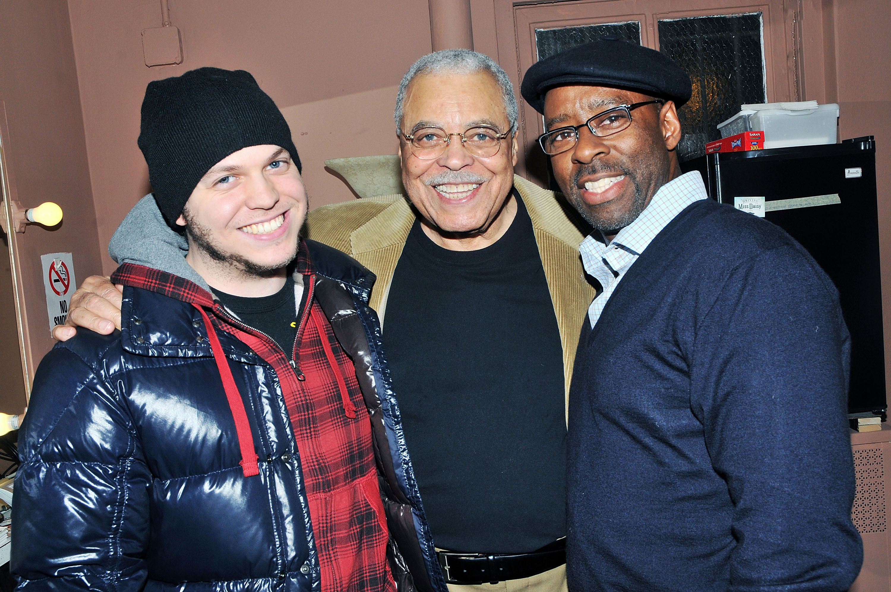 Flynn Earl Jones, James Earl Jones y Courtney B. Vance entre bastidores de "Driving Miss Daisy" en Broadway, en The Golden Theatre, el 9 de enero de 2011, en Nueva York. | Fuente: Getty Images