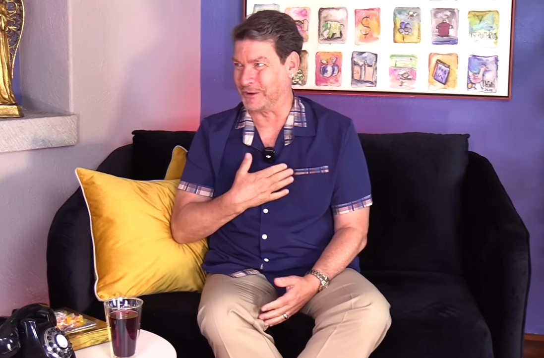 Sebastián Ligarde entrevistado por Matilde Obregón. | Foto: YouTube/Matilde Obregón