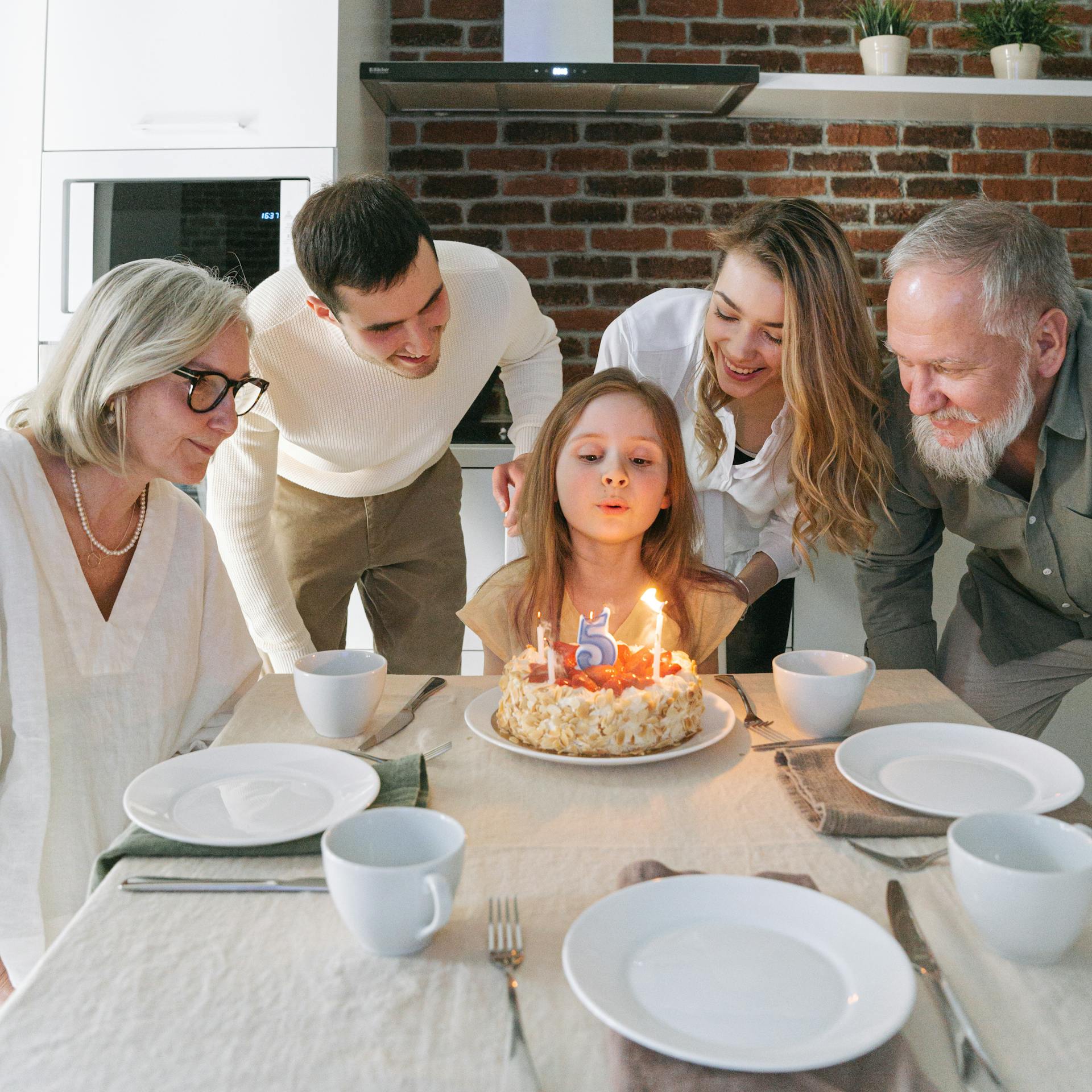 Una famiglia celebra la festa di compleanno della propria bambina | Fonte: Pexels