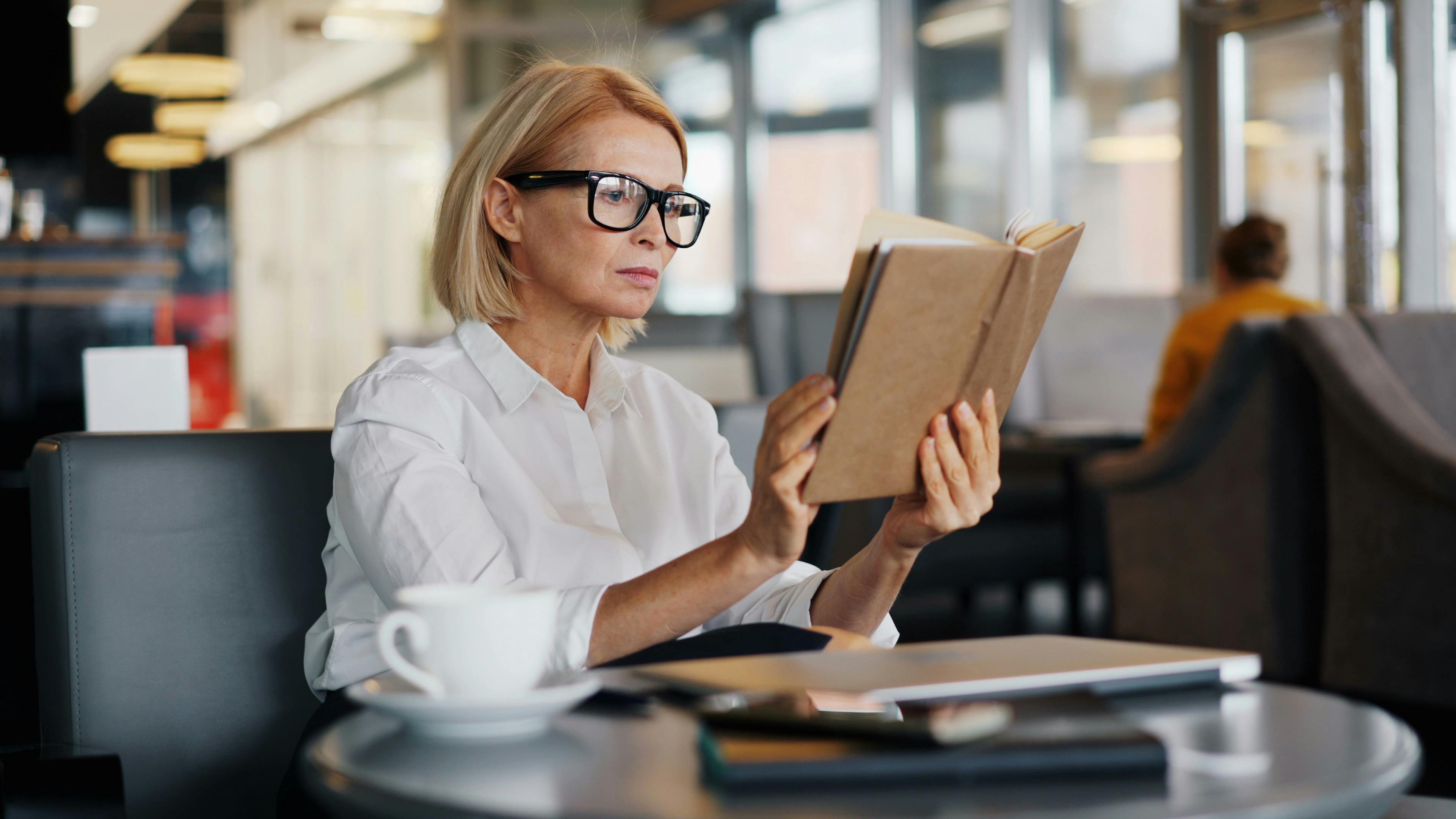Una mujer disfrutando de una taza de café | Fuente: Pexels