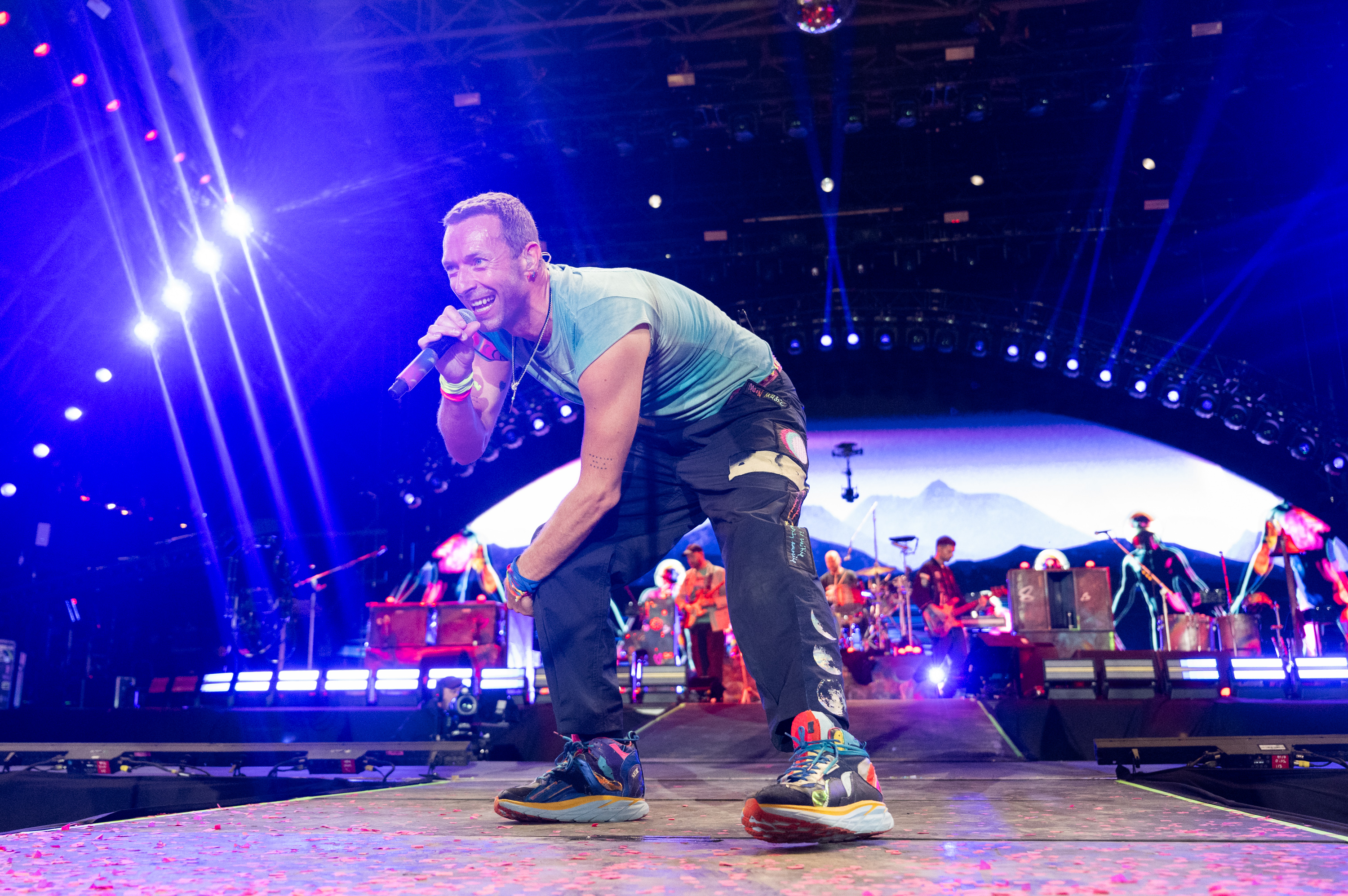 Chris Martin actúa durante el cuarto día del Festival de Glastonbury 2024 | Fuente: Getty Images