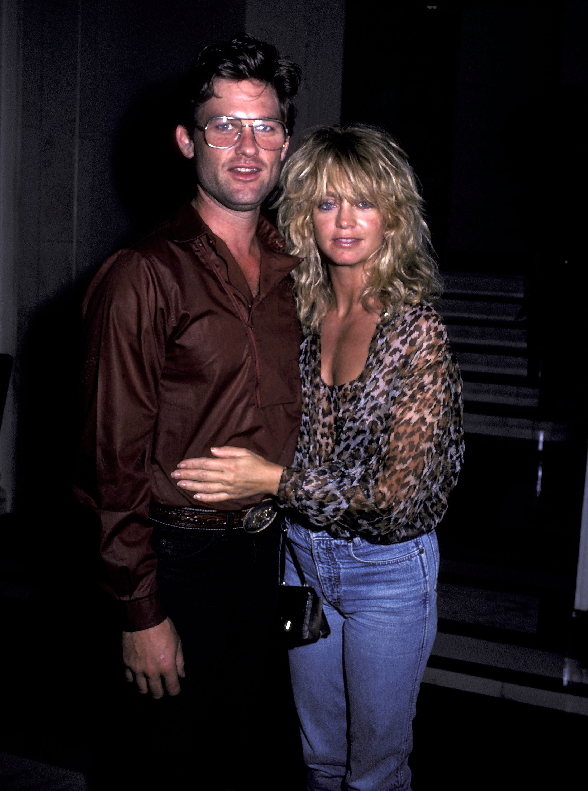 Kurt Russell y Goldie Hawn salen del Hotel Carlyle para una noche de fiesta en Nueva York, el 23 de julio de 1983 | Fuente: Getty Images