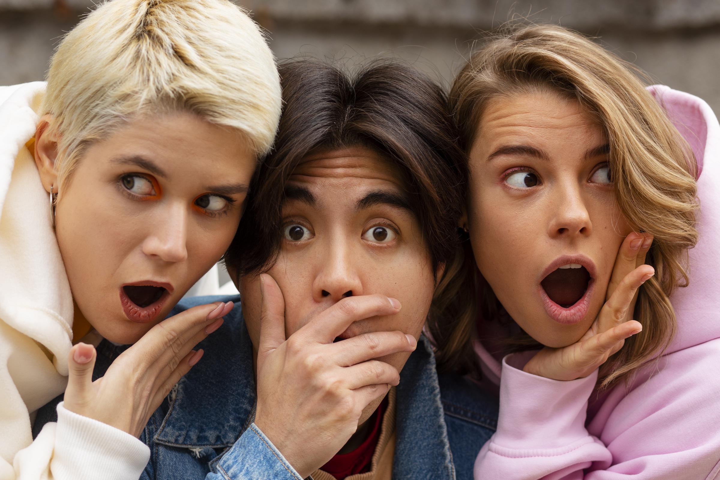 Gente reaccionando en estado de shock | Fuente: Freepik