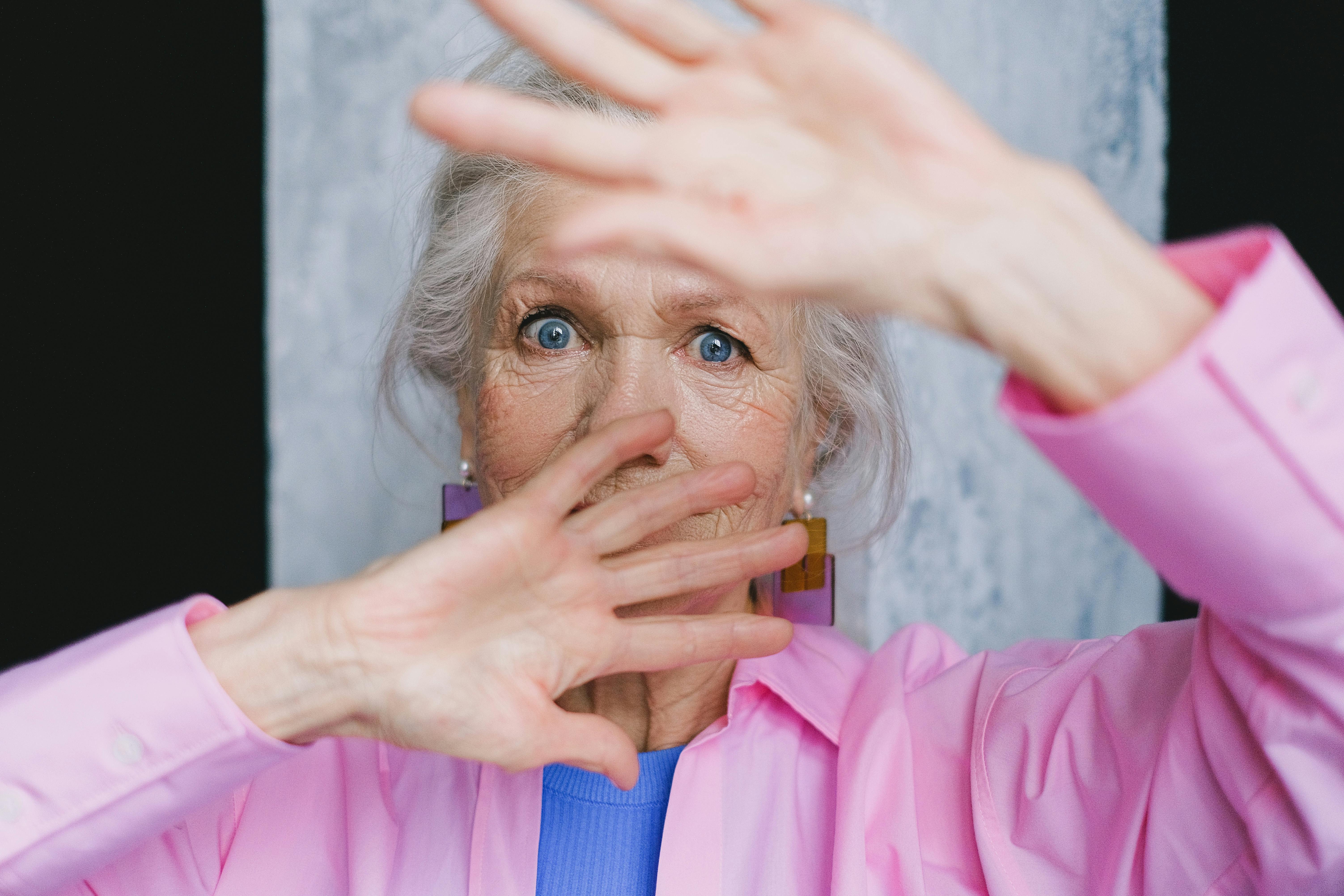 Una mujer cubriéndose la cara | Fuente: Pexels