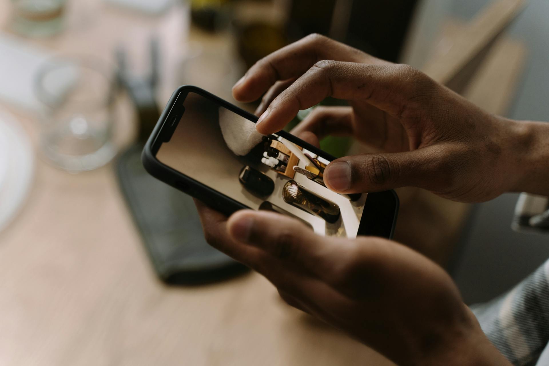 Primer plano de un hombre utilizando un teléfono | Fuente: Pexels