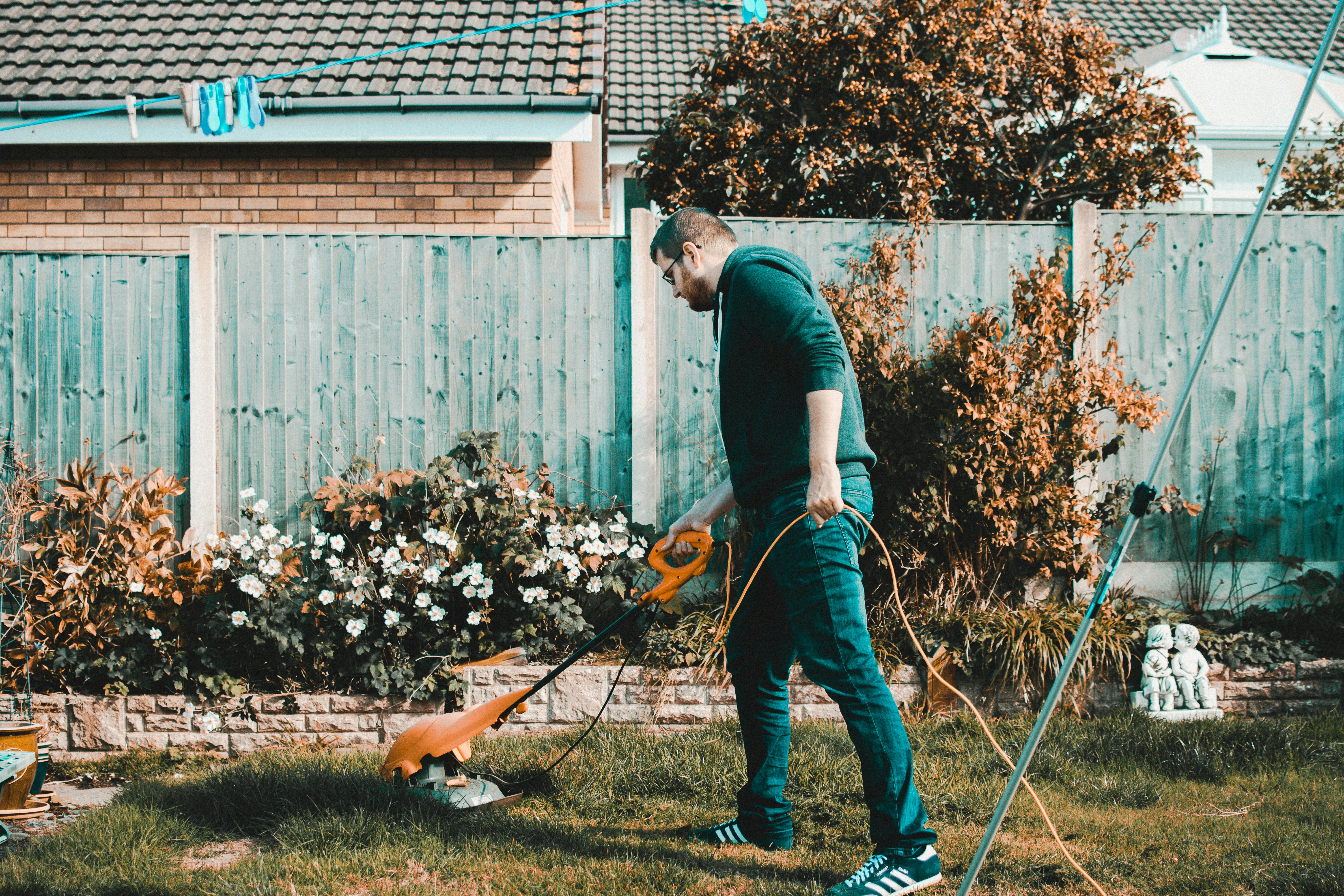 Hombre corta el césped | Fuente: Pexels