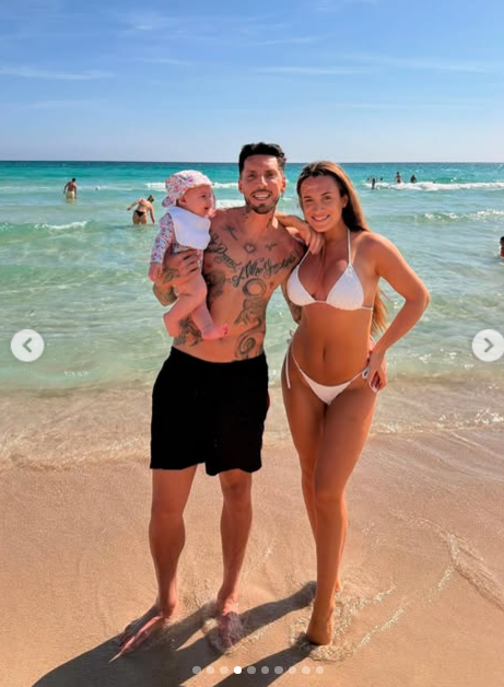 José Sosa y Camila Homs se tomaron una selfie bajo el sol mientras disfrutaban de una jornada al aire libre con palmeras de fondo. El futbolista cargó en brazos a su pequeña hija arropada con una mantita floreada, mientras la modelo lució una bikini blanca de triángulos, gafas de sol rectangulares y un bolso cruzado. | Fuente: Instagram/josesosa_23