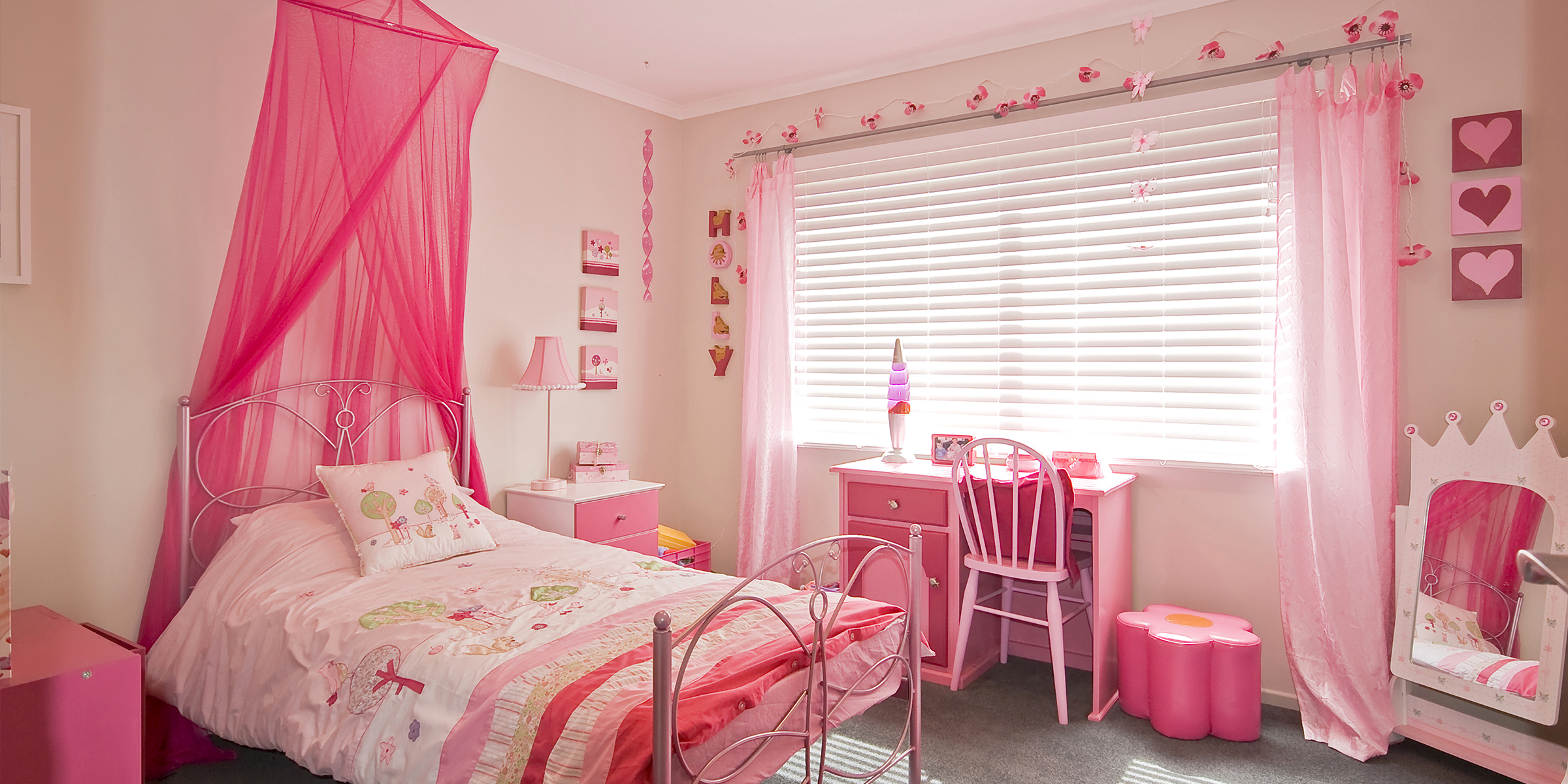 Dormitorio de niña de temática rosa | Fuente: Shutterstock