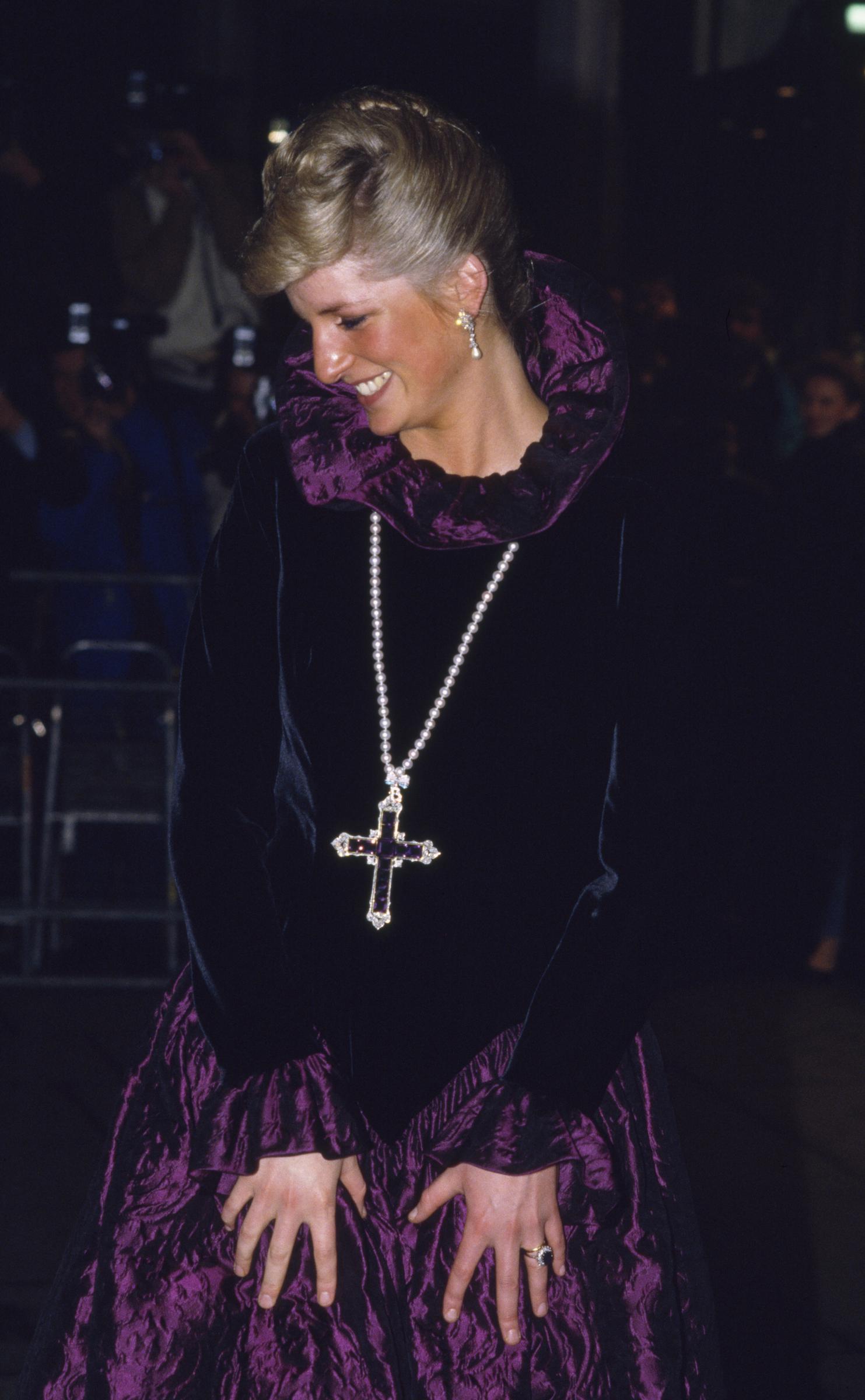 La Princesa Diana a su llegada a una gala benéfica organizada por el joyero Garrard en Londres, Inglaterra, el 27 de octubre de 1987 | Fuente: Getty Images