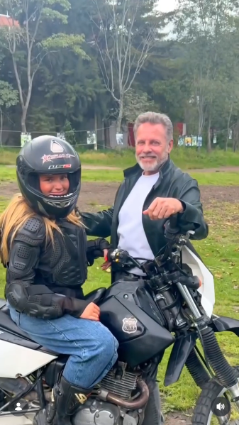 Alexis Ayala junto a su hija menor Roberta en la zona de práctica de motocross | Fuente: Instagram/alexisayala