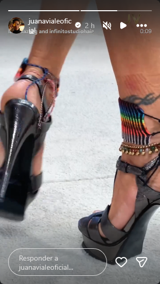 Juana Viale modelando los zapatos que usó para acompañar el vestido verde de la diseñadora Evangelina Bomparola que lució en su programa "Almorzando con Juana" | Fuente: Instagram Stories/juanavialeoficial