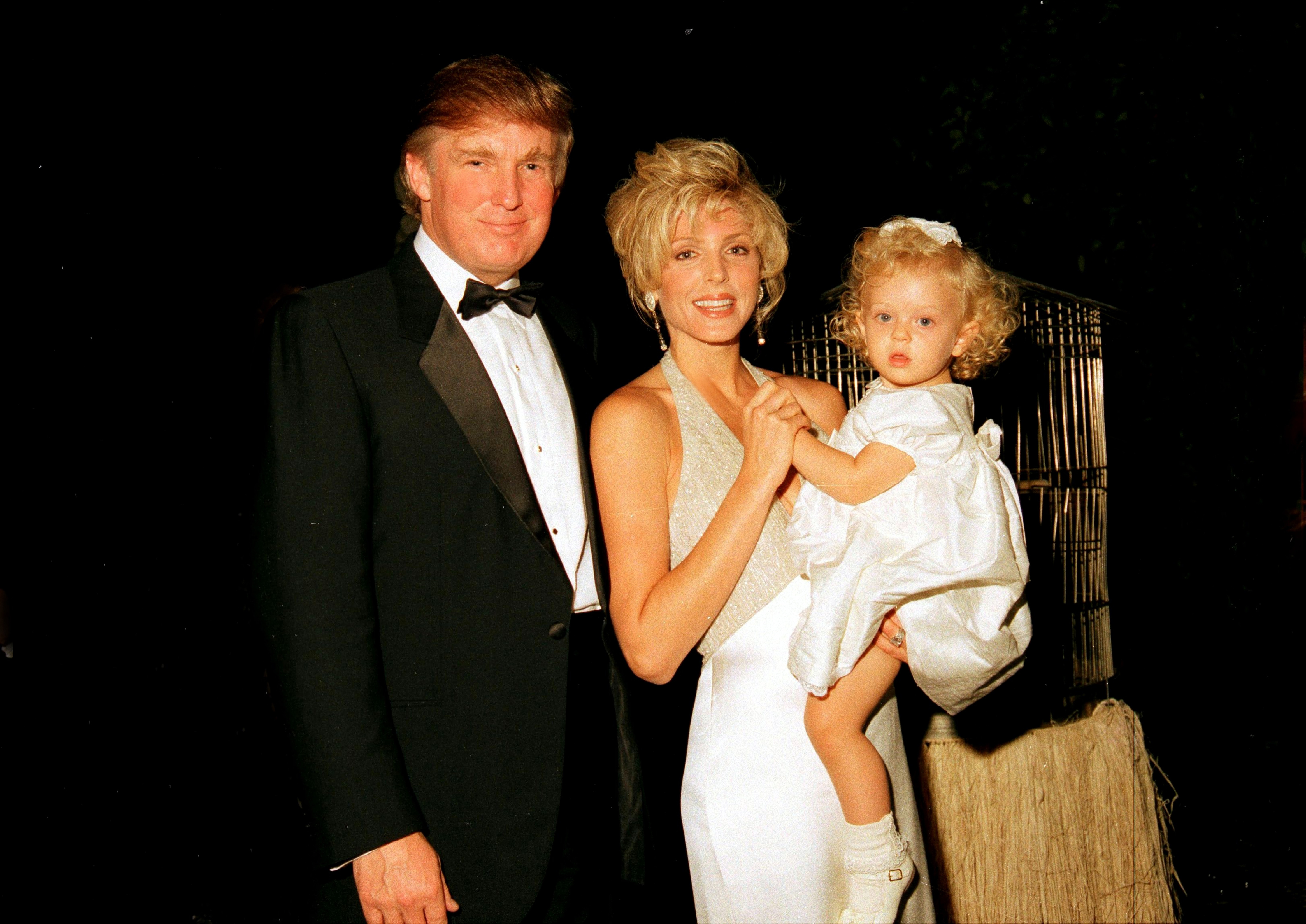 Donald Trump y Marla Maples, y su hija, Tiffany, durante la fiesta oficial de inauguración del club Mar-a-Lago, Palm Beach, Florida, 22 de abril de 1995 | Fuente: Getty Images