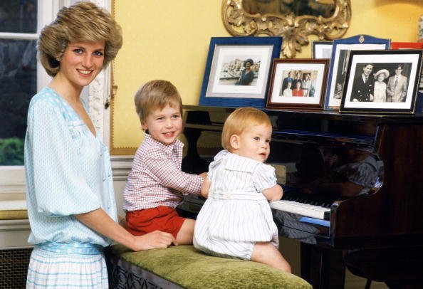 Diana y sus hijos, el príncipe William y el príncipe Harry en el Palacio de Kensington. l Foto: Getty Images