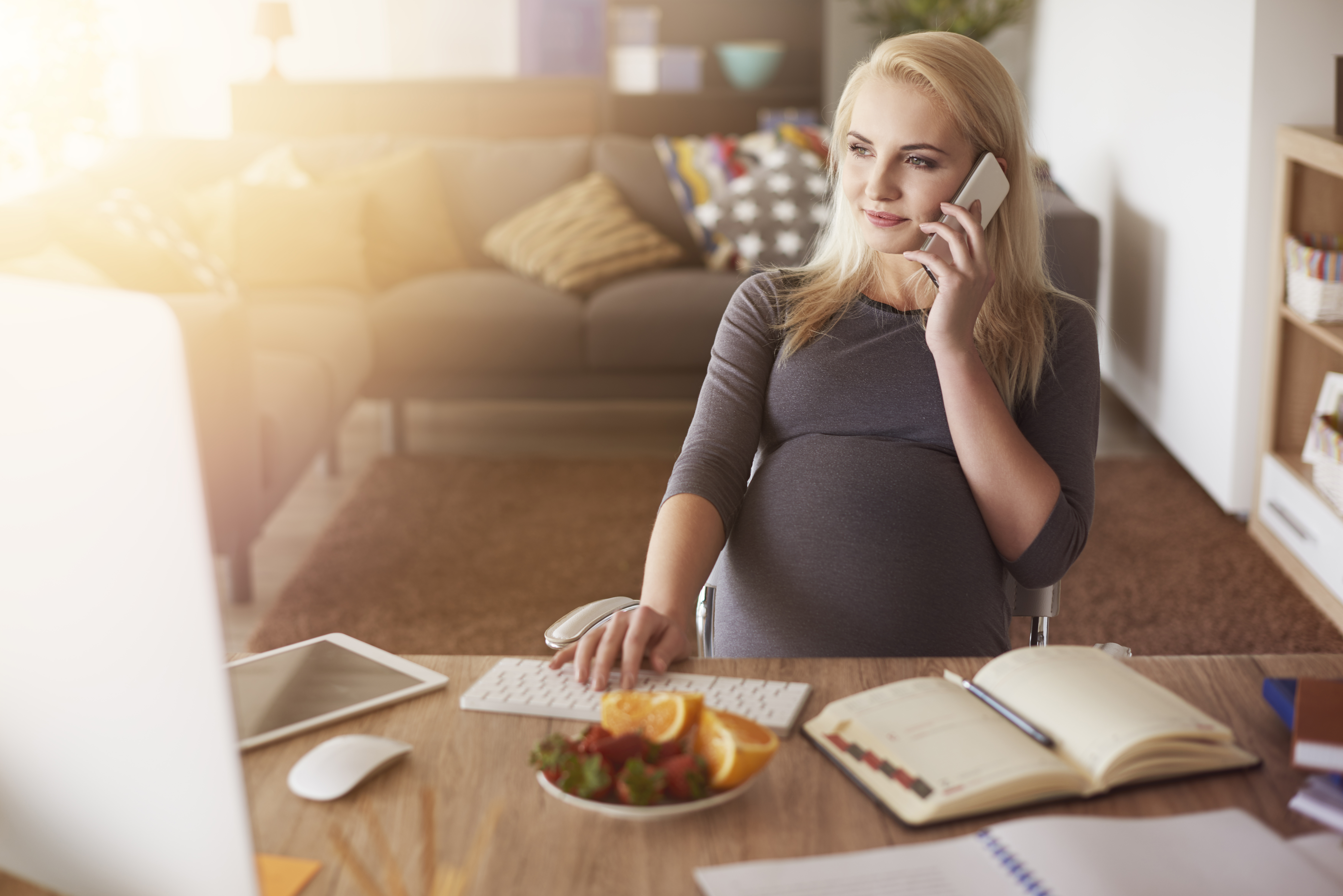 Una mujer embarazada al teléfono | Foto: Shutterstock