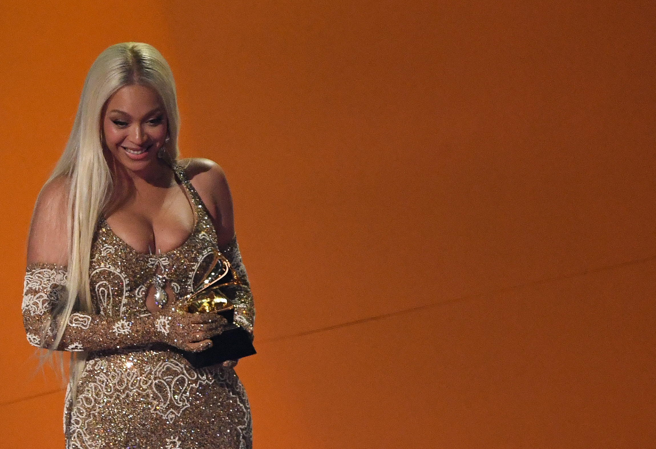 La cantante estadounidense Beyoncé acepta el premio al Mejor Álbum Country por "Cowboy Carter" en el escenario durante la 67.a edición anual de los Premios Grammy en el Crypto.com Arena en Los Ángeles el 2 de febrero de 2025 | Fuente: Getty Images