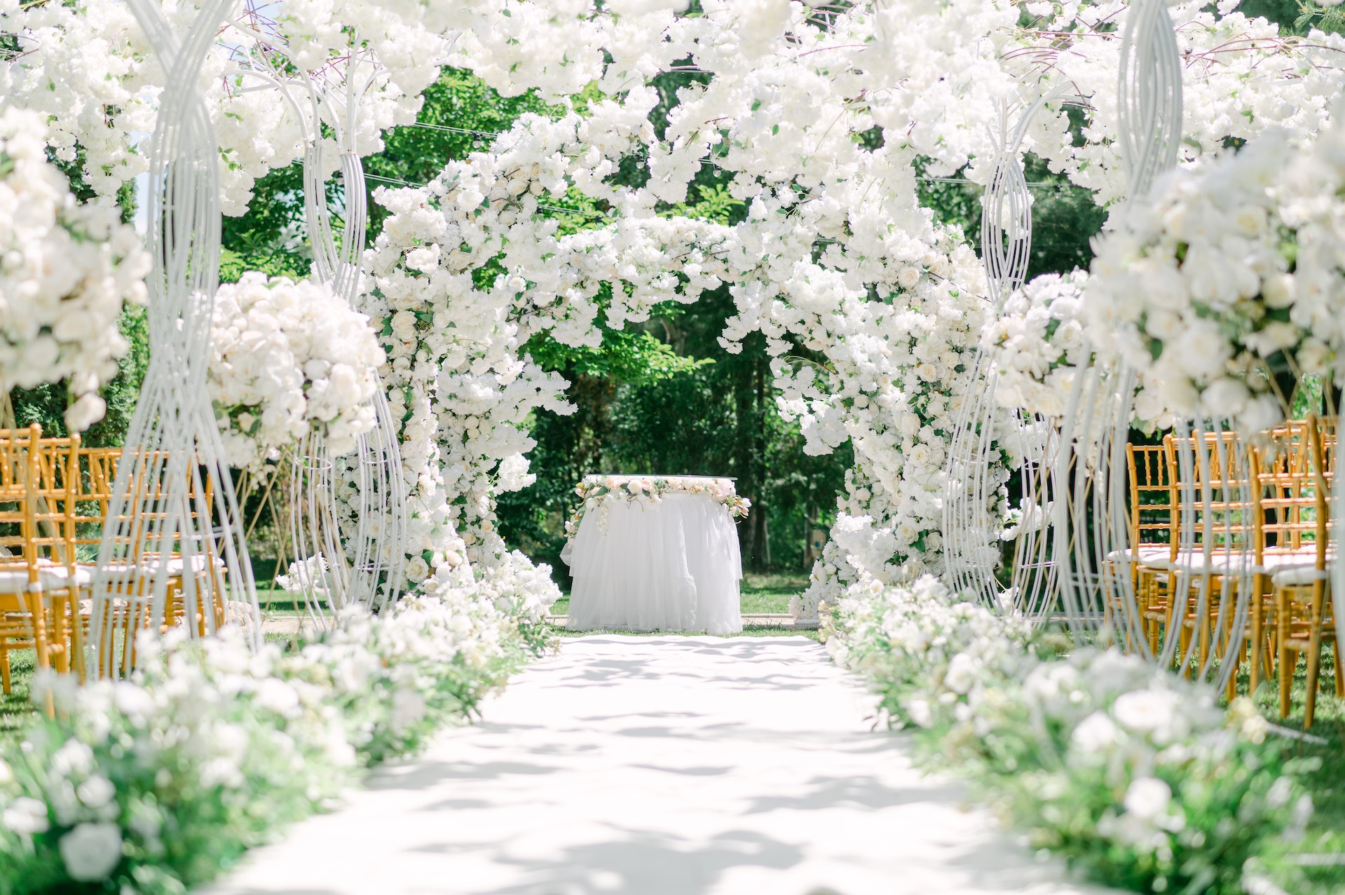 Un lugar de bodas adornado con flores. | Foto: Pexels