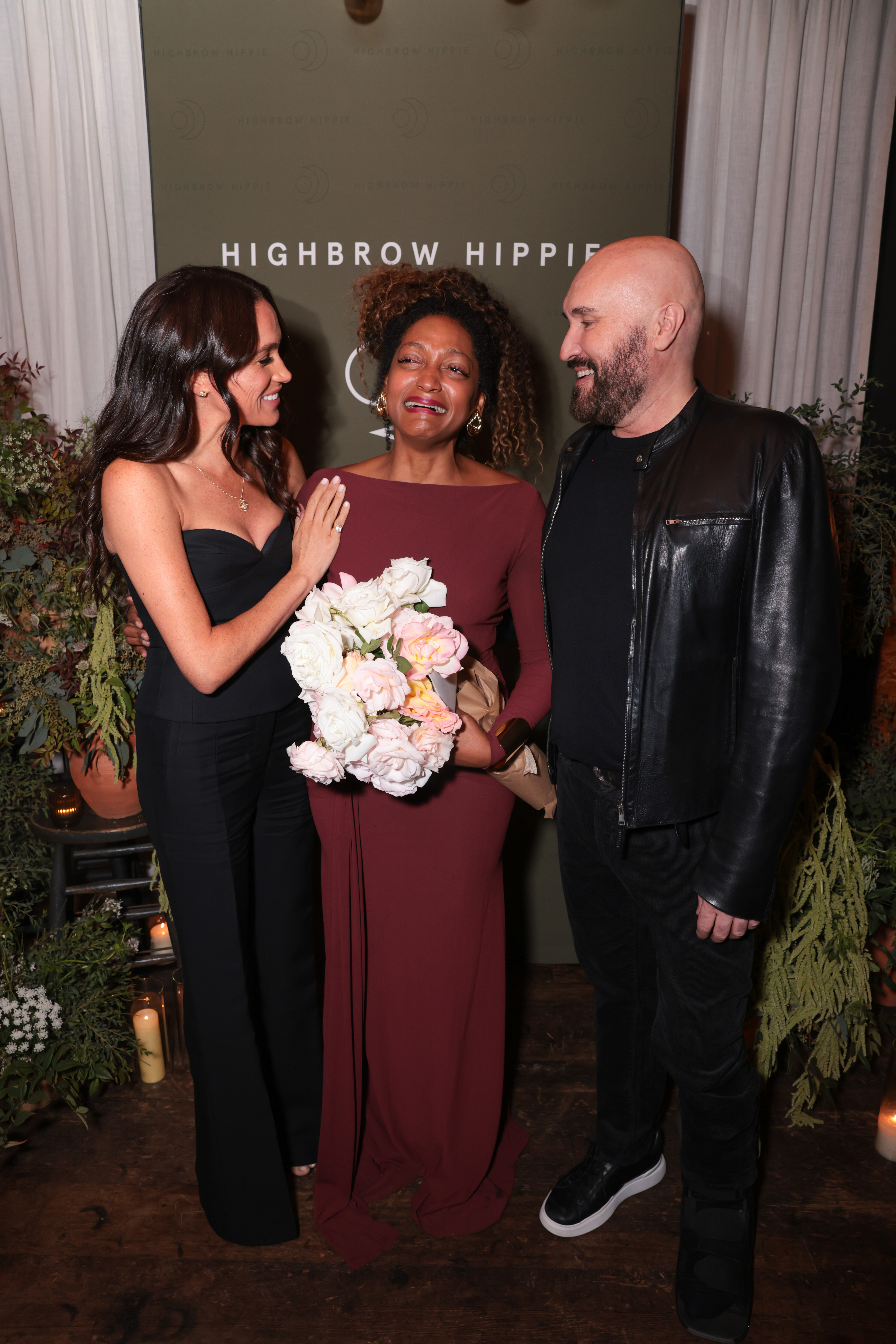 Meghan, Duquesa de Sussex, Kadi Lee y Serge Normant asisten al lanzamiento de Highbrow Hippie Haircare & Wellness | Fuente: Getty Images