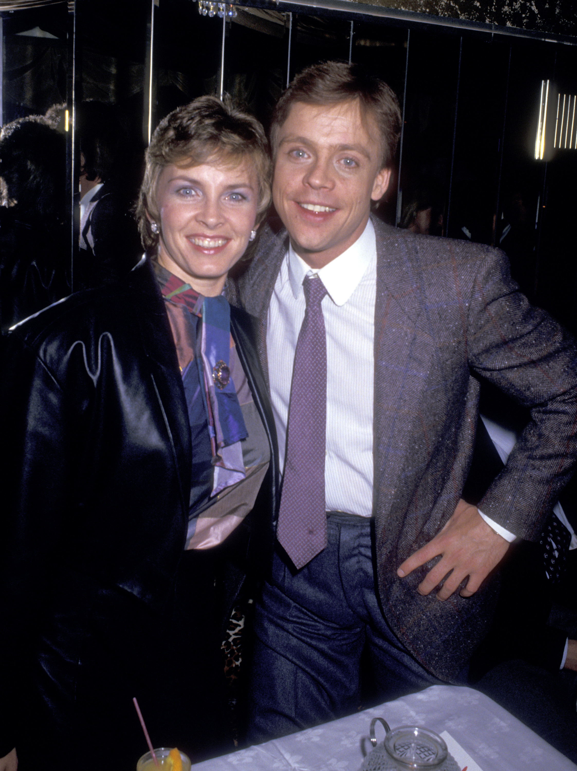 Mark Hamill y Marilou York aparecen sonriendo juntos en una foto de archivo tomada durante un evento, lo que refleja la relación que han forjado a lo largo de décadas desde que se casaron en 1978. | Fuente: Getty Images