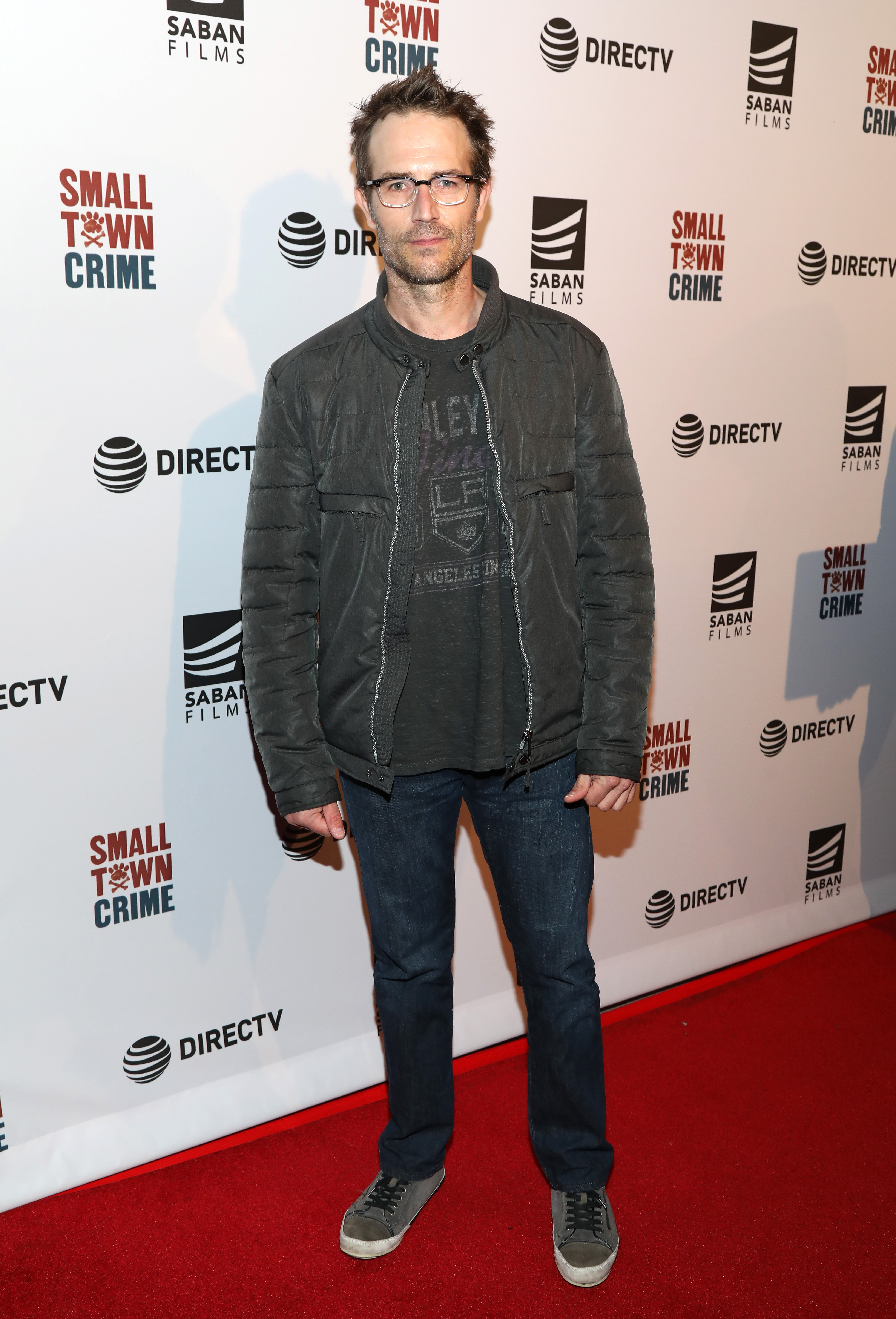 En la proyección de "Small Town Crime", Michael Vartan adopta un estilo rudo con una camiseta oscura y una chamarra bomber. El thriller independiente marcó una de sus últimas apariciones destacadas en el cine antes de alejarse de los reflectores.