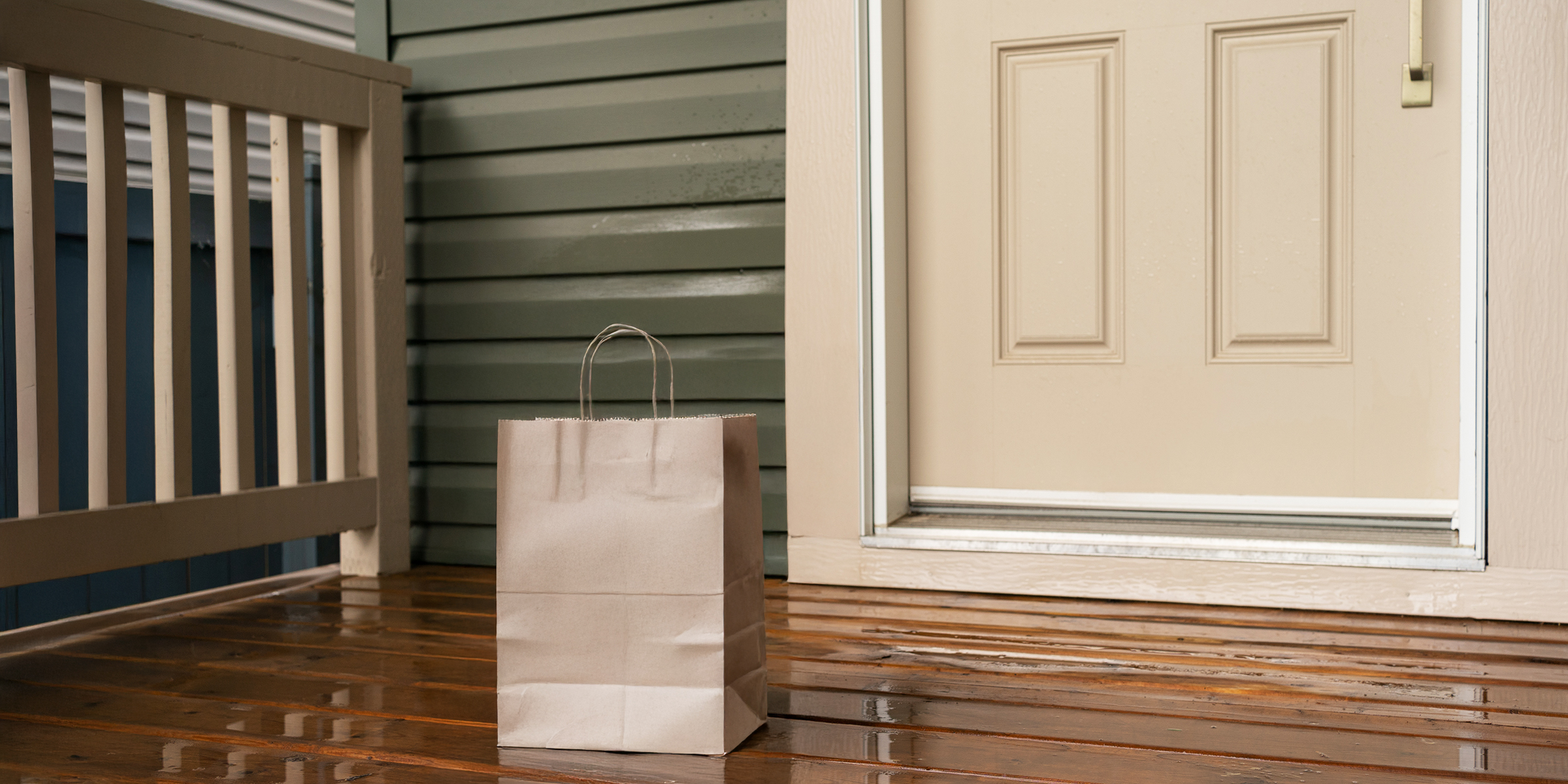 Una bolsa de regalo dejada en la puerta de una casa | Fuente: Shutterstock