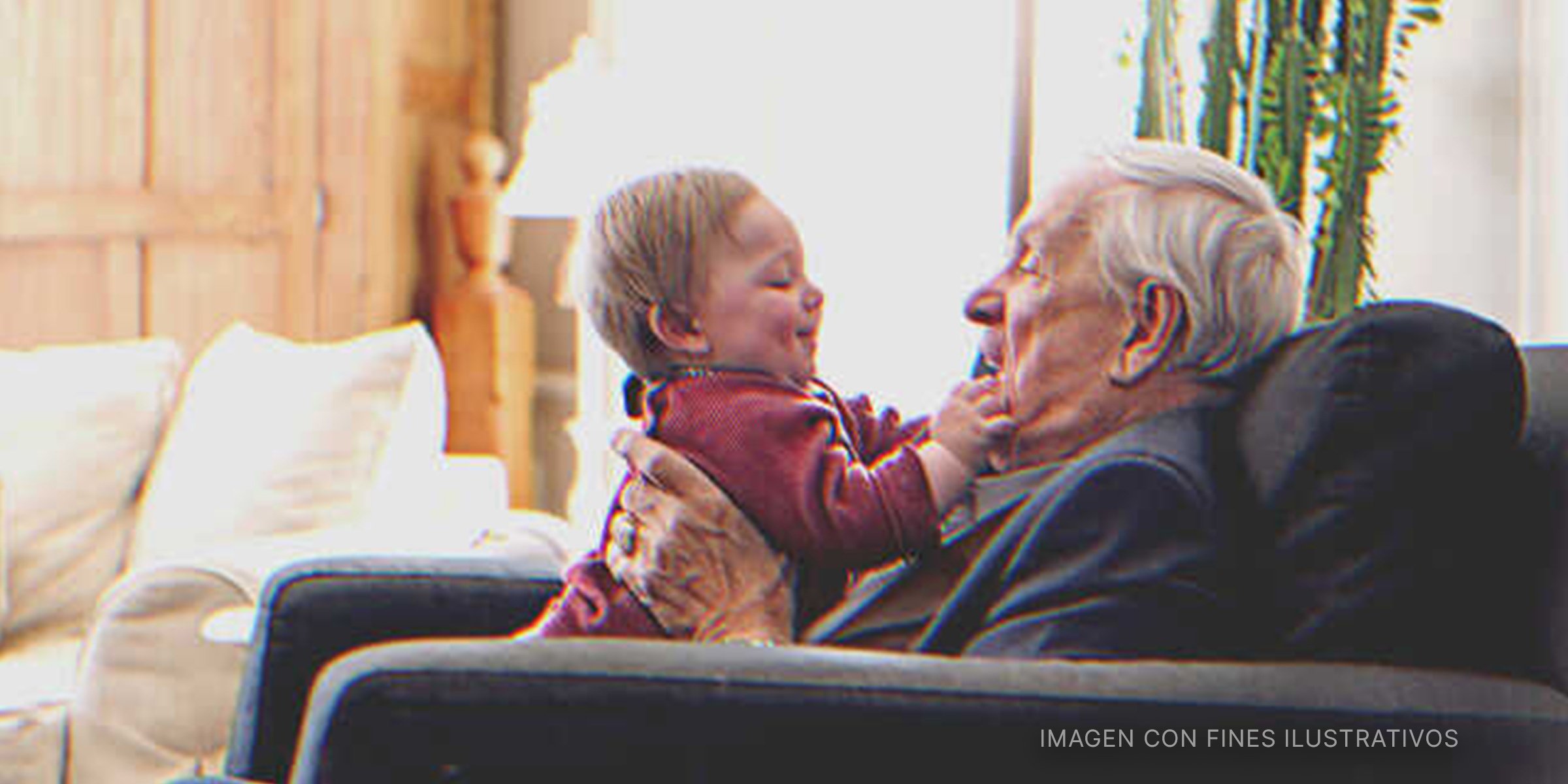 Abuelo jugando con su nieta bebé. | Foto: Getty Images