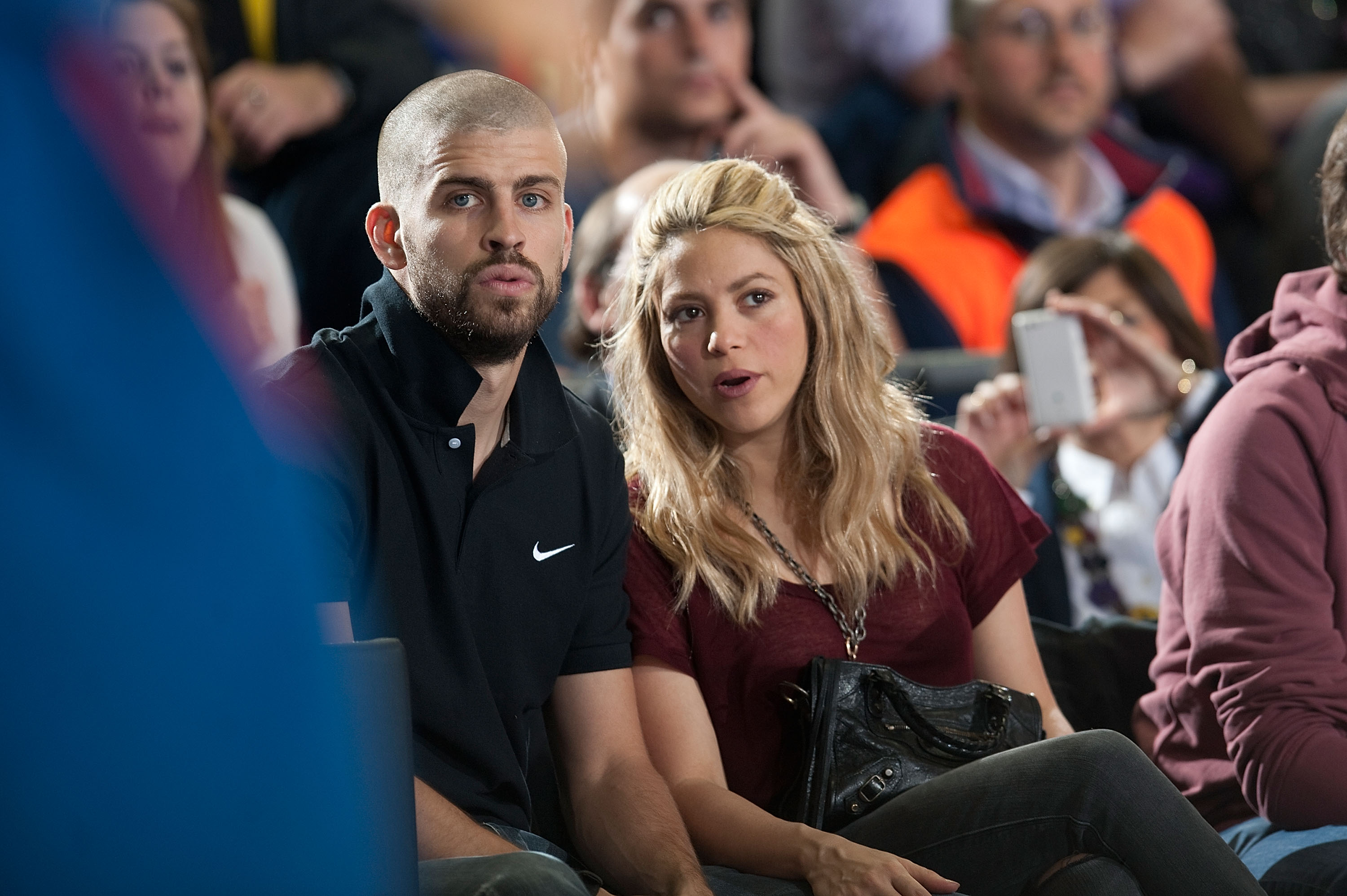 Gerard Piqué y Shakira en el partido 5 de los Play Offs de la Turkish Airlines Euroleague 2012-2013 entre el FC Barcelona Regal y el Panathinaikos Athens en el Palau Blaugrana el 25 de abril de 2013 en Barcelona, España. | Fuente: Getty Images