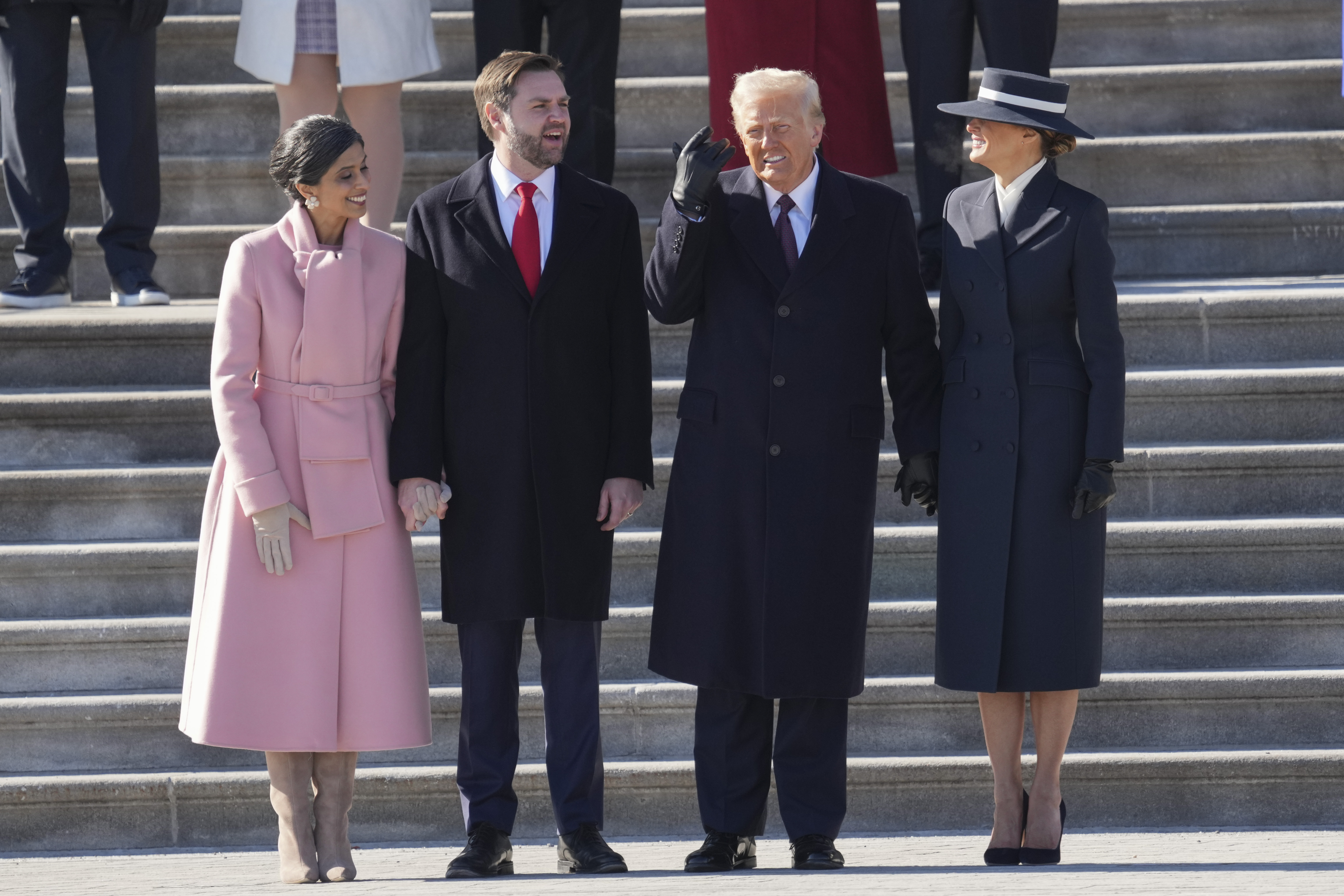 La segunda dama Usha Vance, el vicepresidente de EE.UU. J.D. Vance, el presidente de EE.UU. Donald Trump y la primera dama Melania Trump durante la ceremonia de despedida del ex presidente de EE.UU. Joe Biden y la ex vicepresidenta de EE.UU. Kamala Harris el 20 de enero de 2025 en Washington, D.C. | Fuente: Getty Images