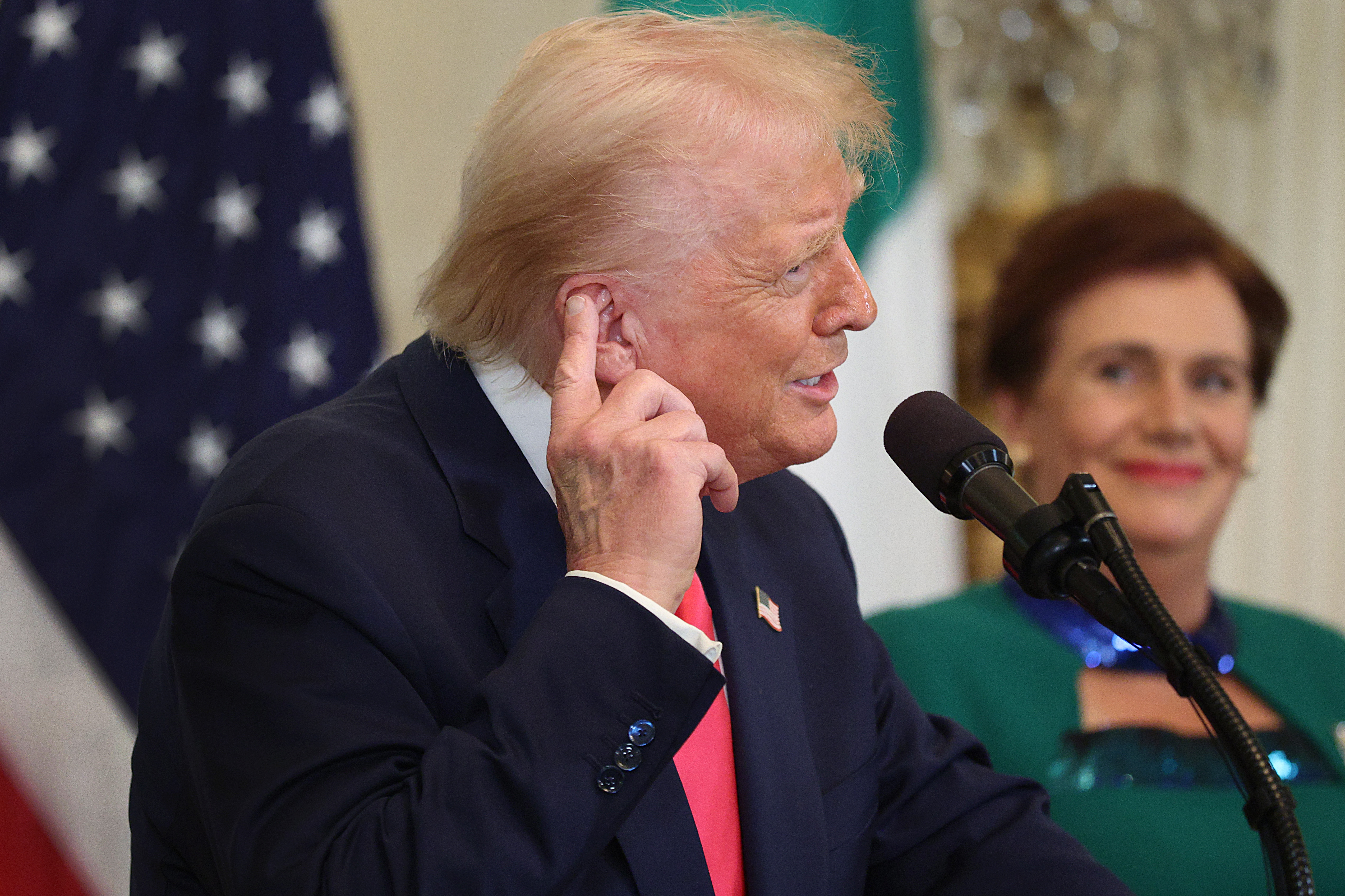 Donald Trump se reúne con el Taoiseach irlandés Micheál Martin y su esposa Mary O'Shea durante un acto del Día de San Patricio en el Salón Este de la Casa Blanca el 12 de marzo de 2025, en Washington, D.C. | Fuente: Getty Images