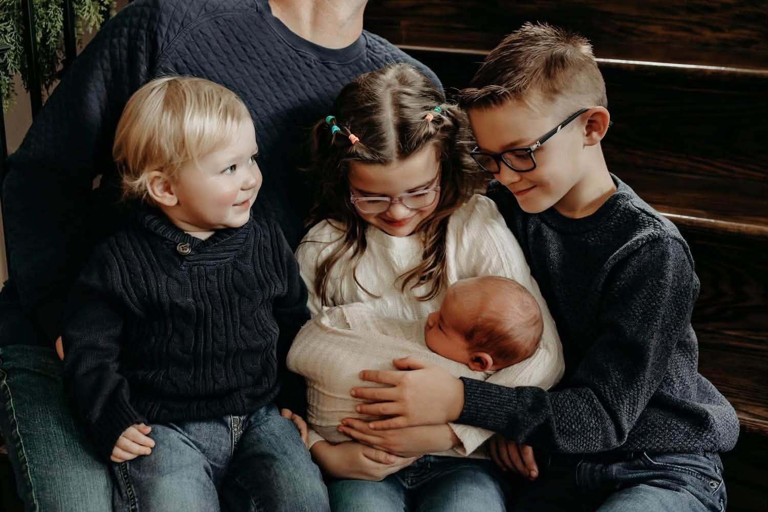 Los niños que aparecen en esta foto son ahora el centro de la red de apoyo de la familia, ahora que la vida a su alrededor está cambiando radicalmente. La recaudación de fondos tiene como objetivo ayudar a mantener cierta estabilidad en su día a día, desde el cuidado de los niños hasta las actividades, mientras los adultos que los rodean se enfrentan a las consecuencias de lo ocurrido. | Fuente: Facebook/ Kayla Bree Crime Files