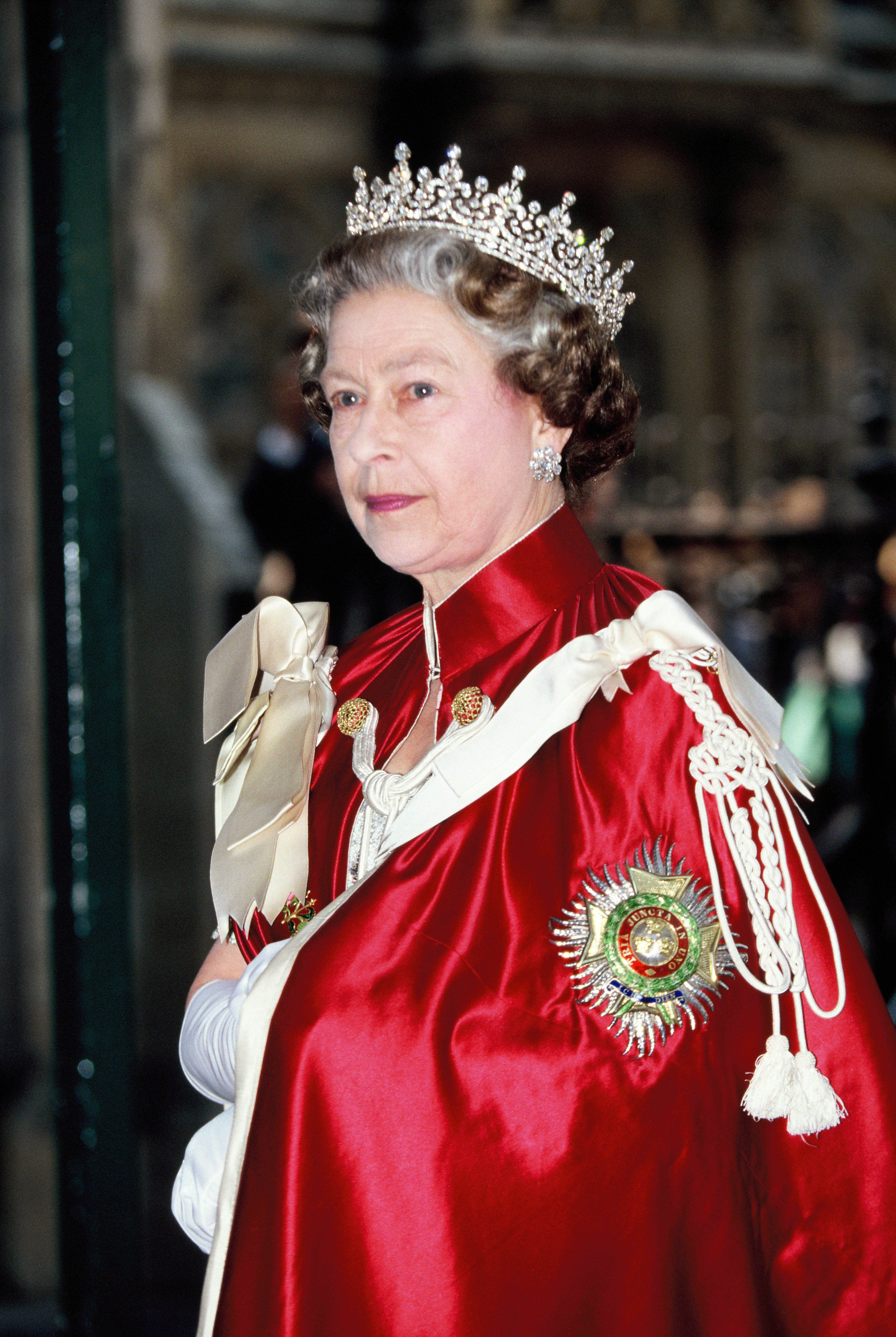La reina Elizabeth II en el servicio de la Orden del Baño en la Abadía de Westminster en 1990, en Londres, Inglaterra. | Foto: Getty Images
