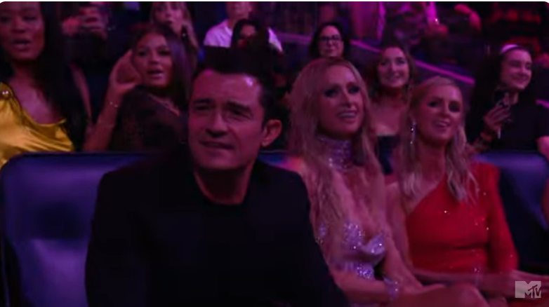 Orlando Bloom observa la actuación de Katy Perry en los MTV VMAs, de un vídeo de YouTube fechado el 12 de septiembre de 2024 | Fuente: Youtube/@MTV