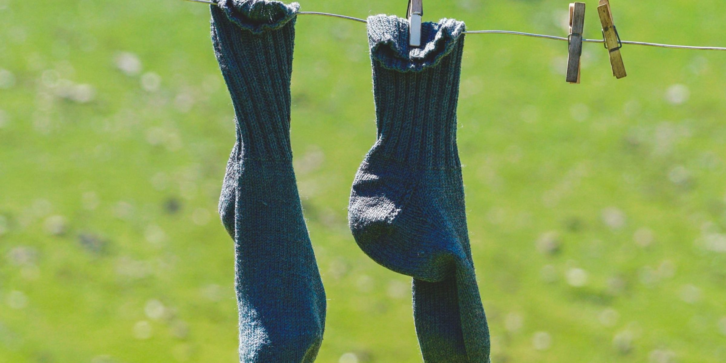 Un par de medias colgadas en un tendedero al aire libre | Fuente: Pexels