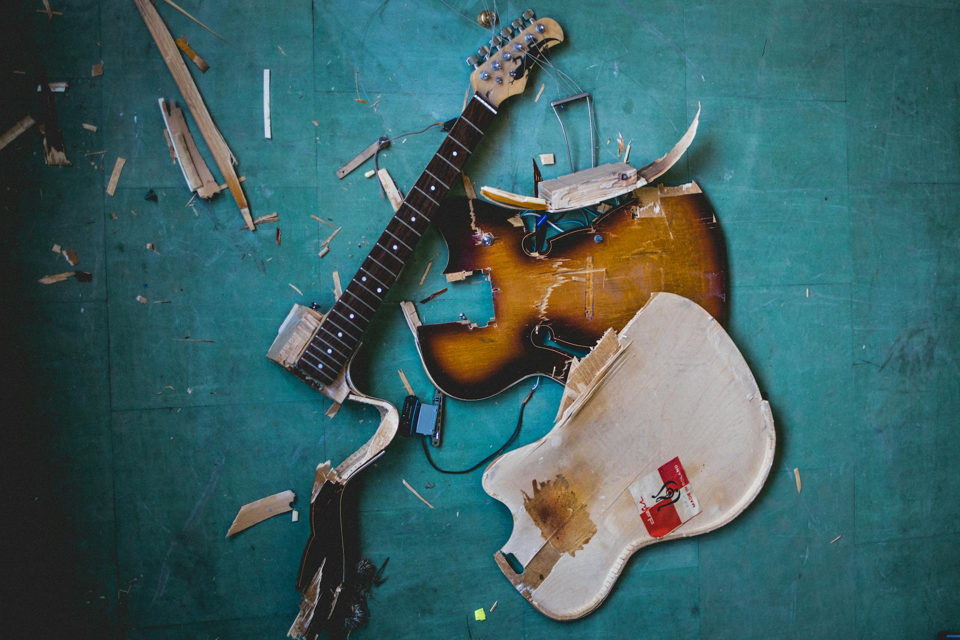 Una guitarra destrozada | Fuente: Pexels