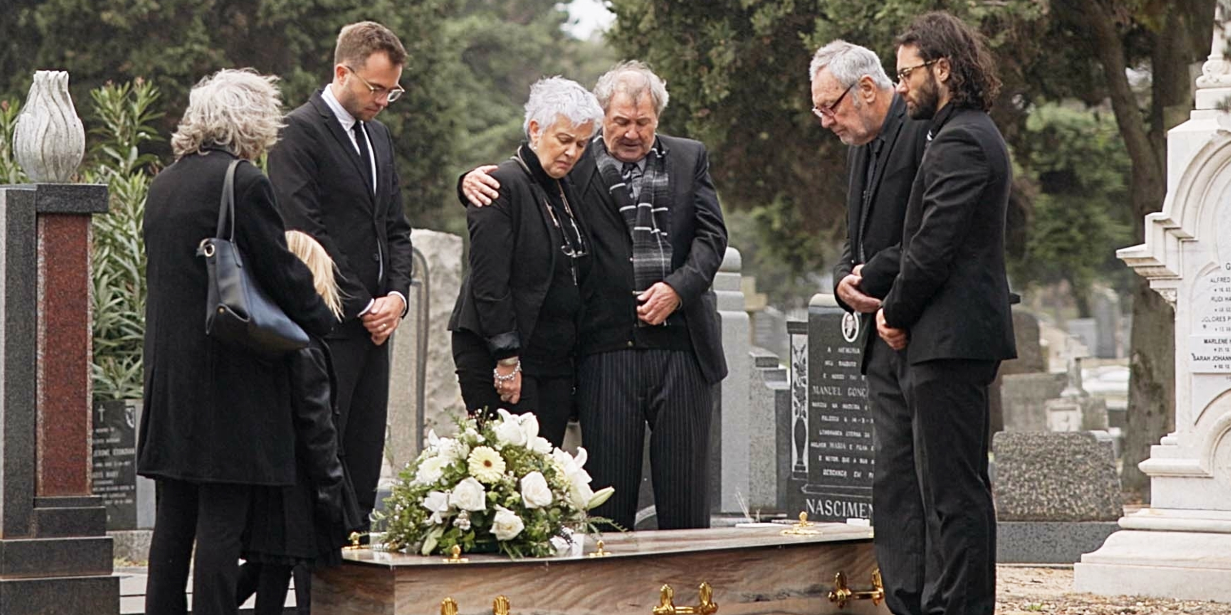 Gente reunida en un funeral | Fuente: Shutterstock