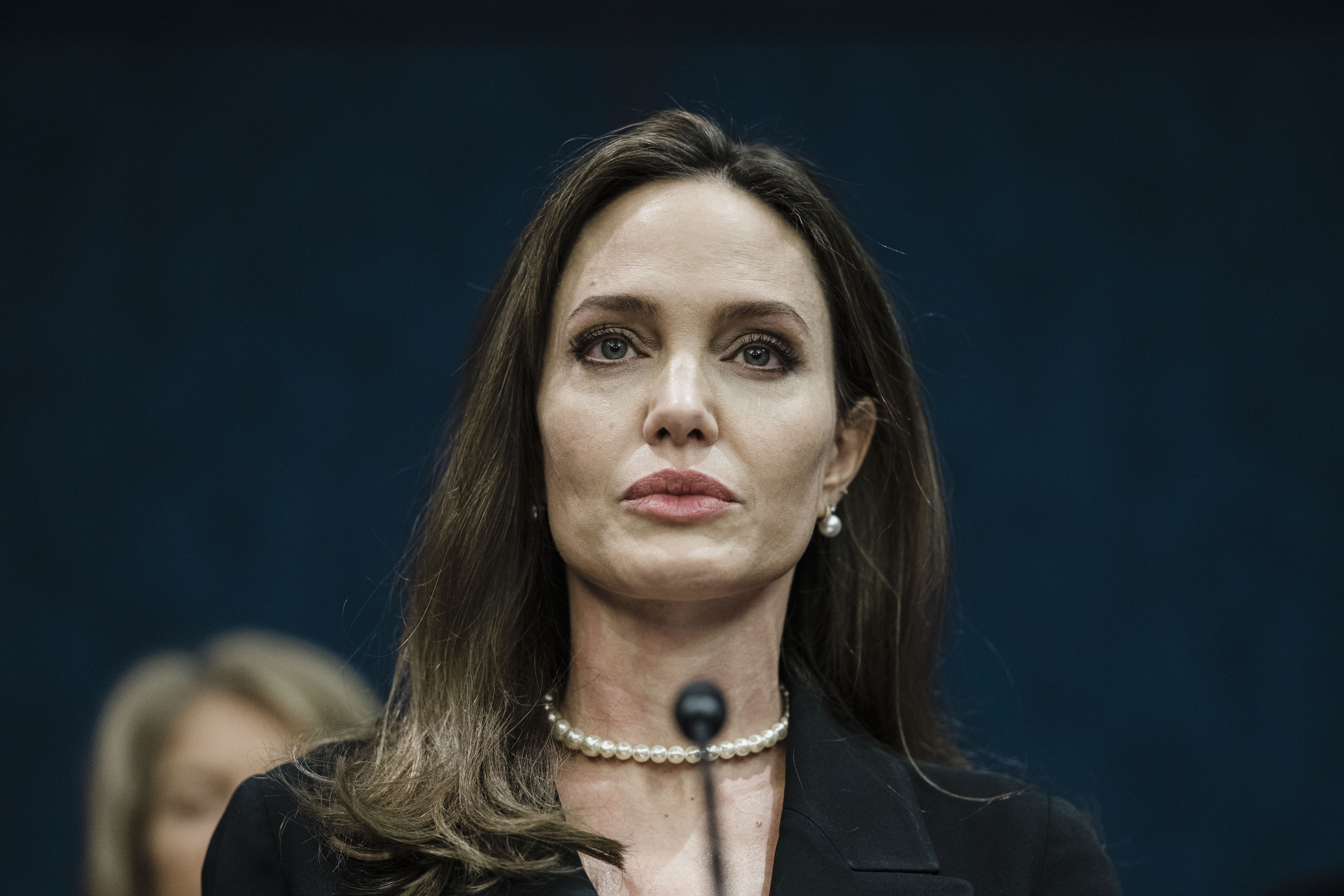 Angelina Jolie habla durante una rueda de prensa sobre la modernización bipartidista de la Ley de Violencia contra las Mujeres (VAWA) en el Capitolio en Washington, DC, el 9 de febrero de 2022 | Fuente: Getty Images