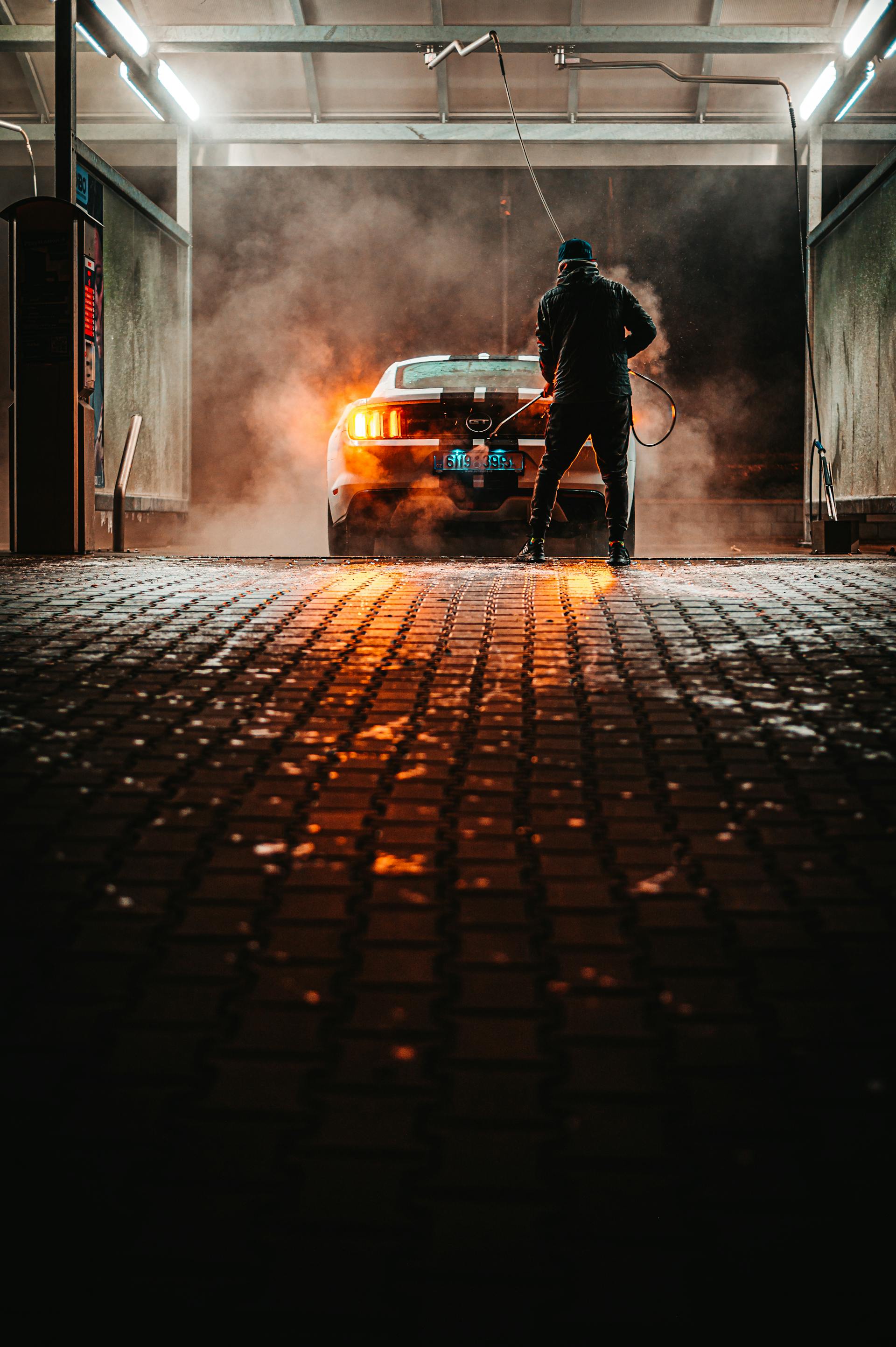 Un Automóvil pasando por un túnel de lavado | Foto: Pexels