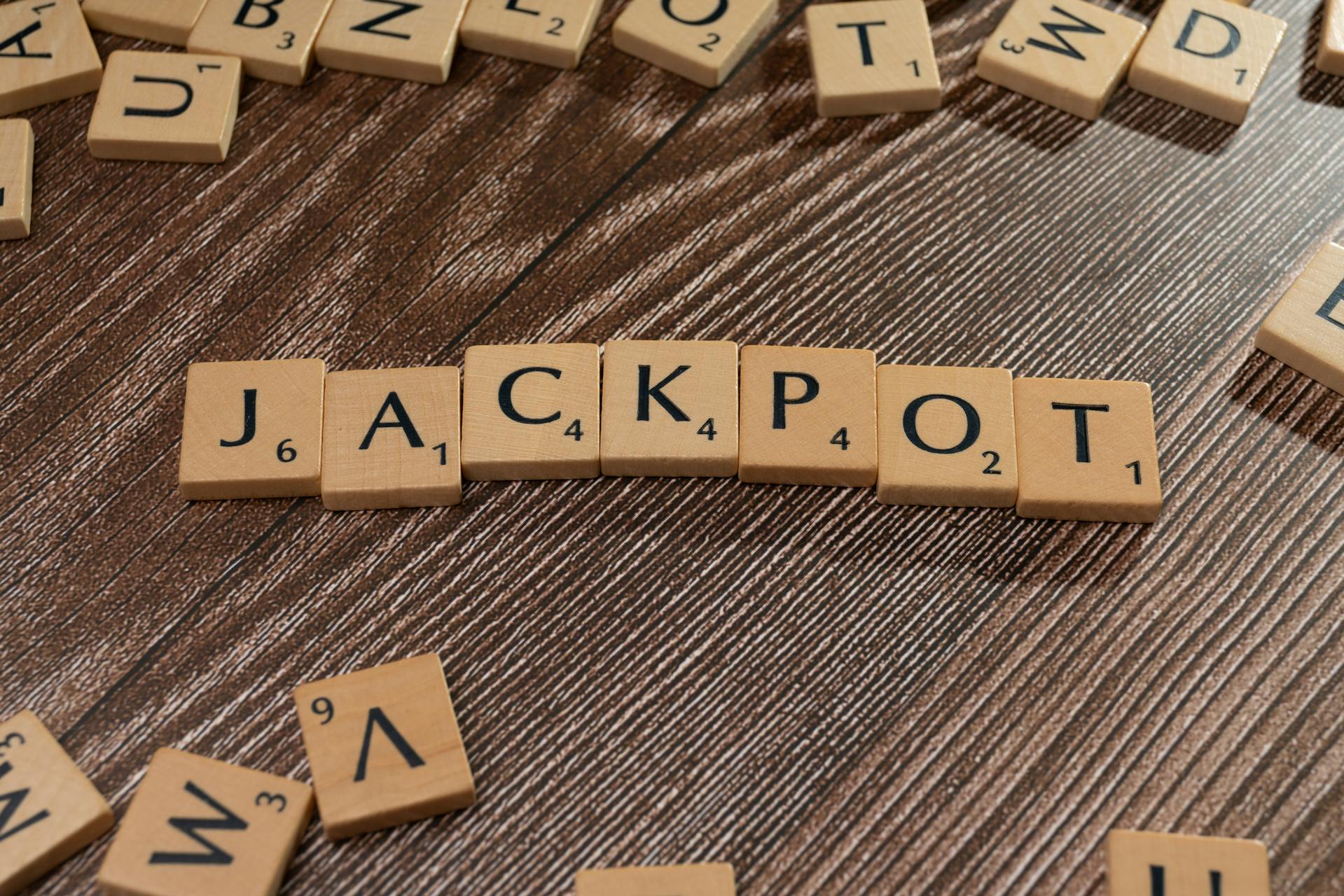 La palabra jackpot deletreada con letras de scrabble | Fuente: Pexels