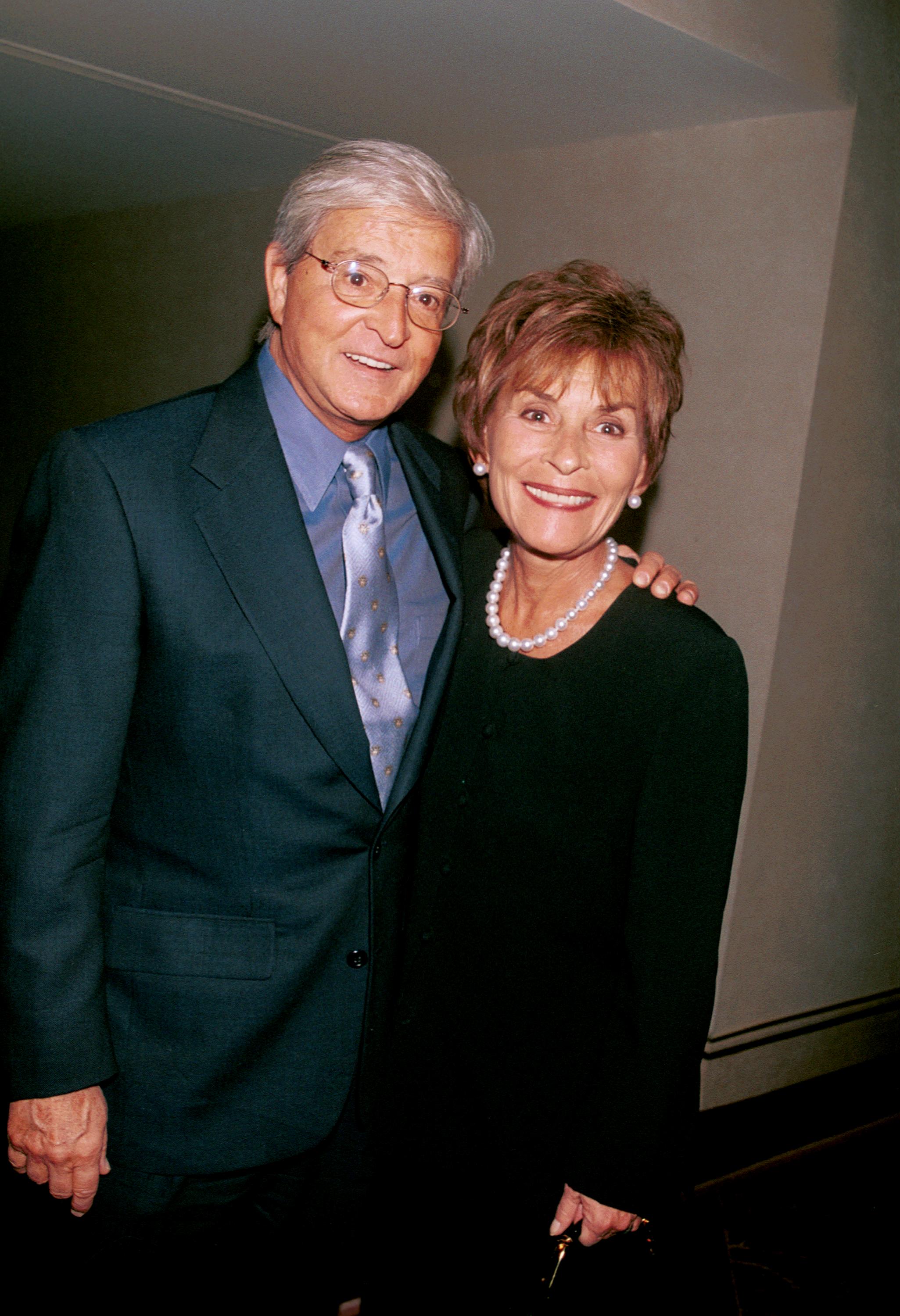 Los jueces Jerry y Judy Sheindlin asisten al Merv Griffin's Coconut Club para una actuación especial de Polly Bergen, el 13 de enero de 2001 en Beverley Hills, California. | Fuente: Getty Images