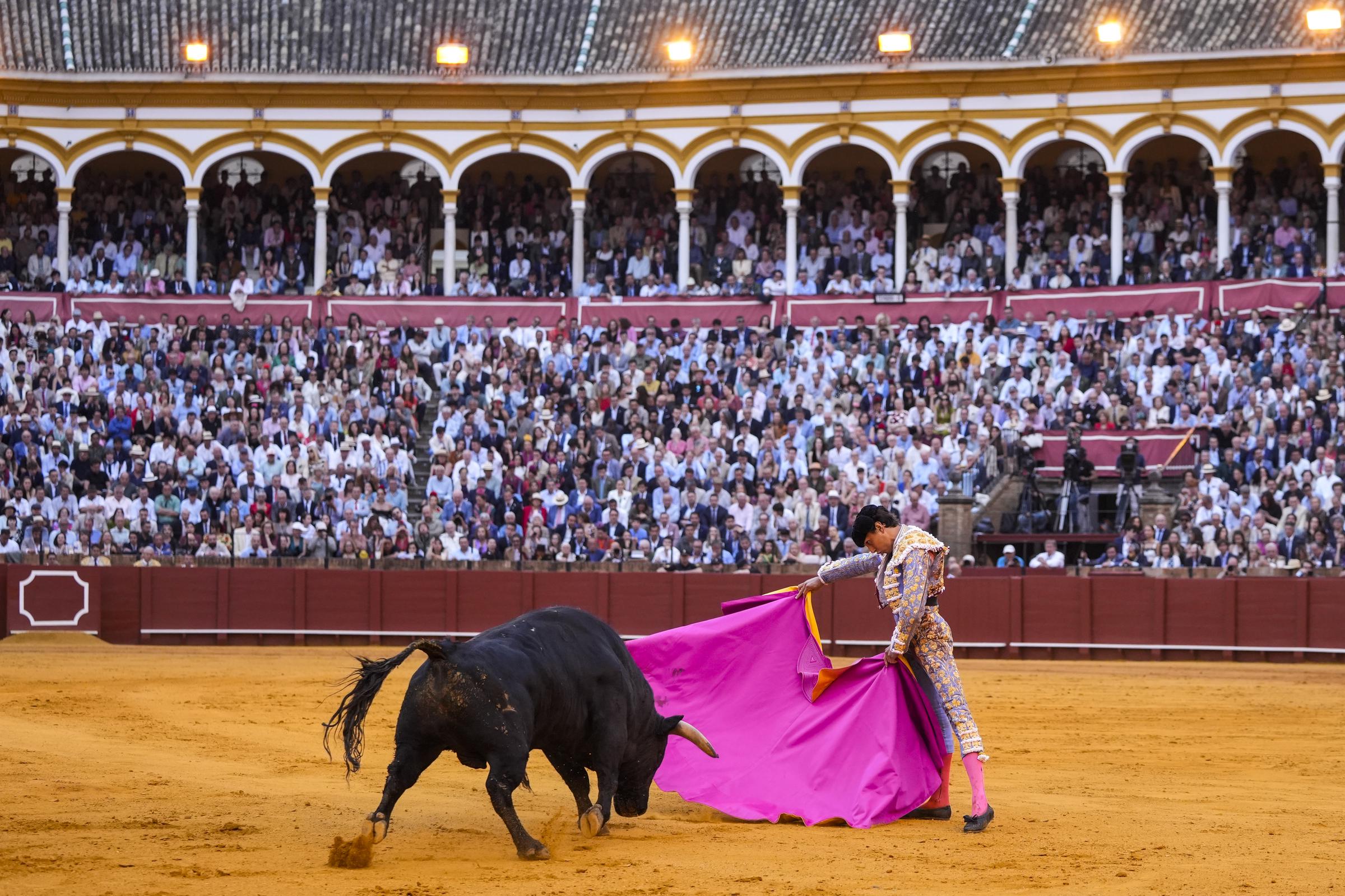 El torero Roca Rey en la decimotercera corrida de toros, el 23 de abril de 2026 en Sevilla, España. | Fuente: Getty Images