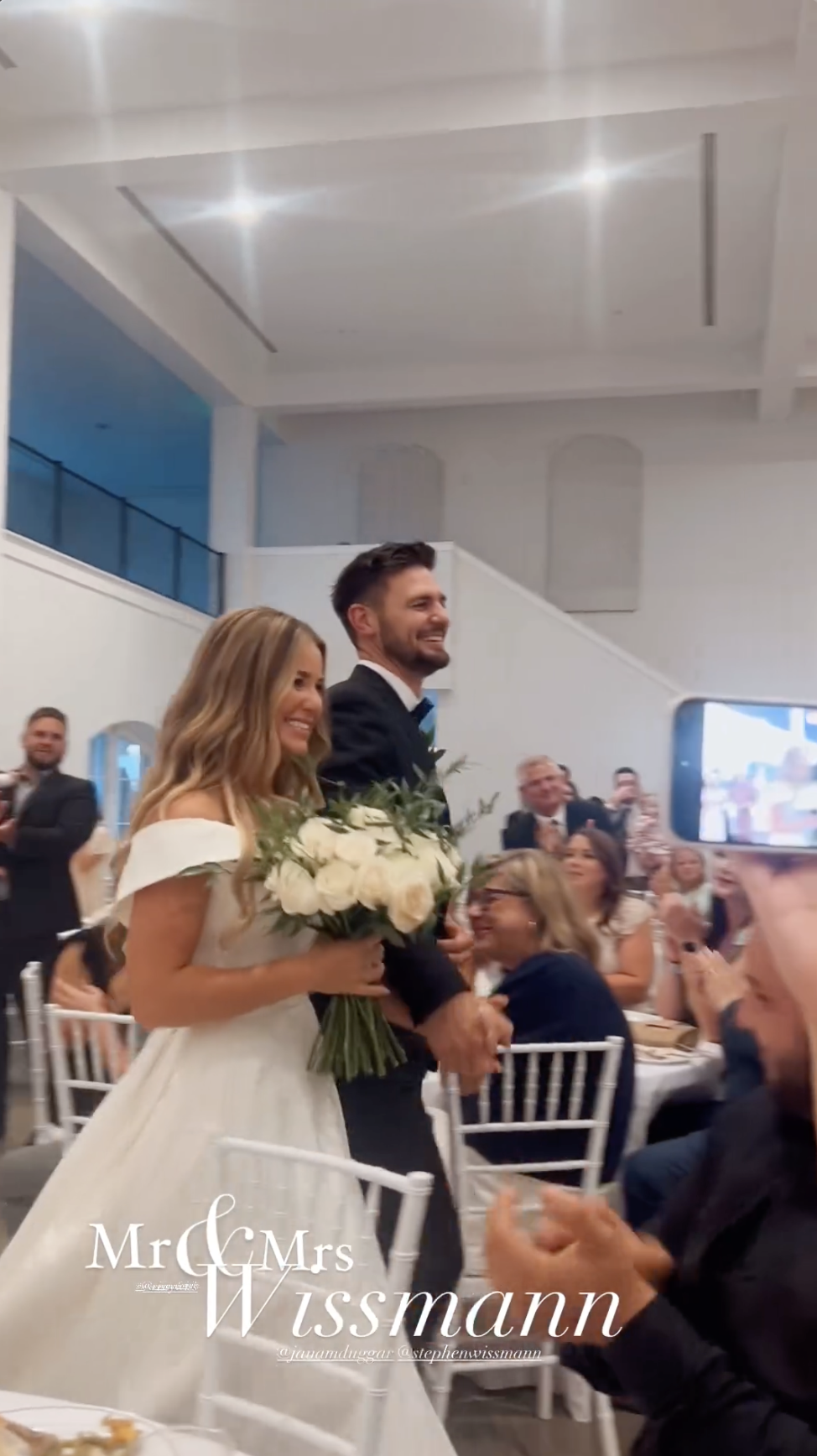 Los invitados a la boda miran a Jana Duggar y Stephen Wissmann cuando entran en el lugar de la recepción, como se compartió en una Historia de Instagram en agosto de 2024 | Fuente: Instagram/alaythia.wissmann