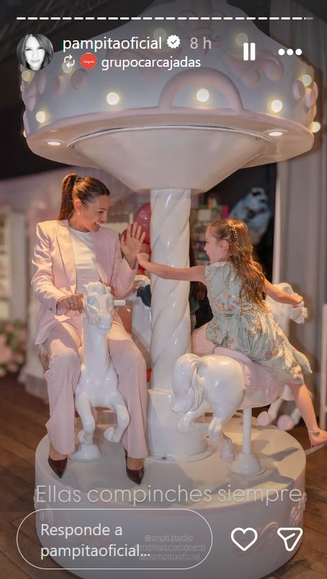 Pampita juega en un carrusel con su hija, Ana | Fuente: Instagram/pampitaoficial