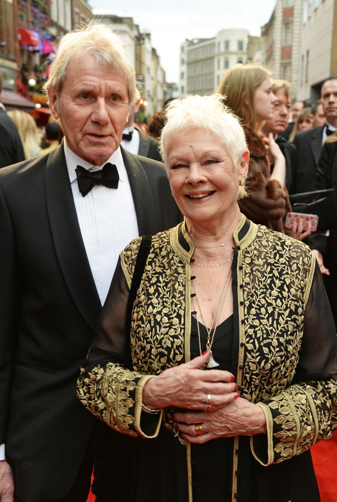 David Mills y Judi Dench en los Premios Olivier con Mastercard el 3 de abril de 2016, en Londres, Inglaterra | Fuente: Getty Images