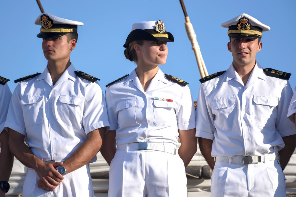 La princesa heredera Leonor de España (C) y otros compañeros de entrenamiento de la Armada española asisten a una ceremonia tras su llegada al puerto de Montevideo el 5 de marzo de 2025 en Montevideo, Uruguay, como parte de un viaje a bordo del buque "Juan Sebastián de Elcano". | Fuente: Getty Images